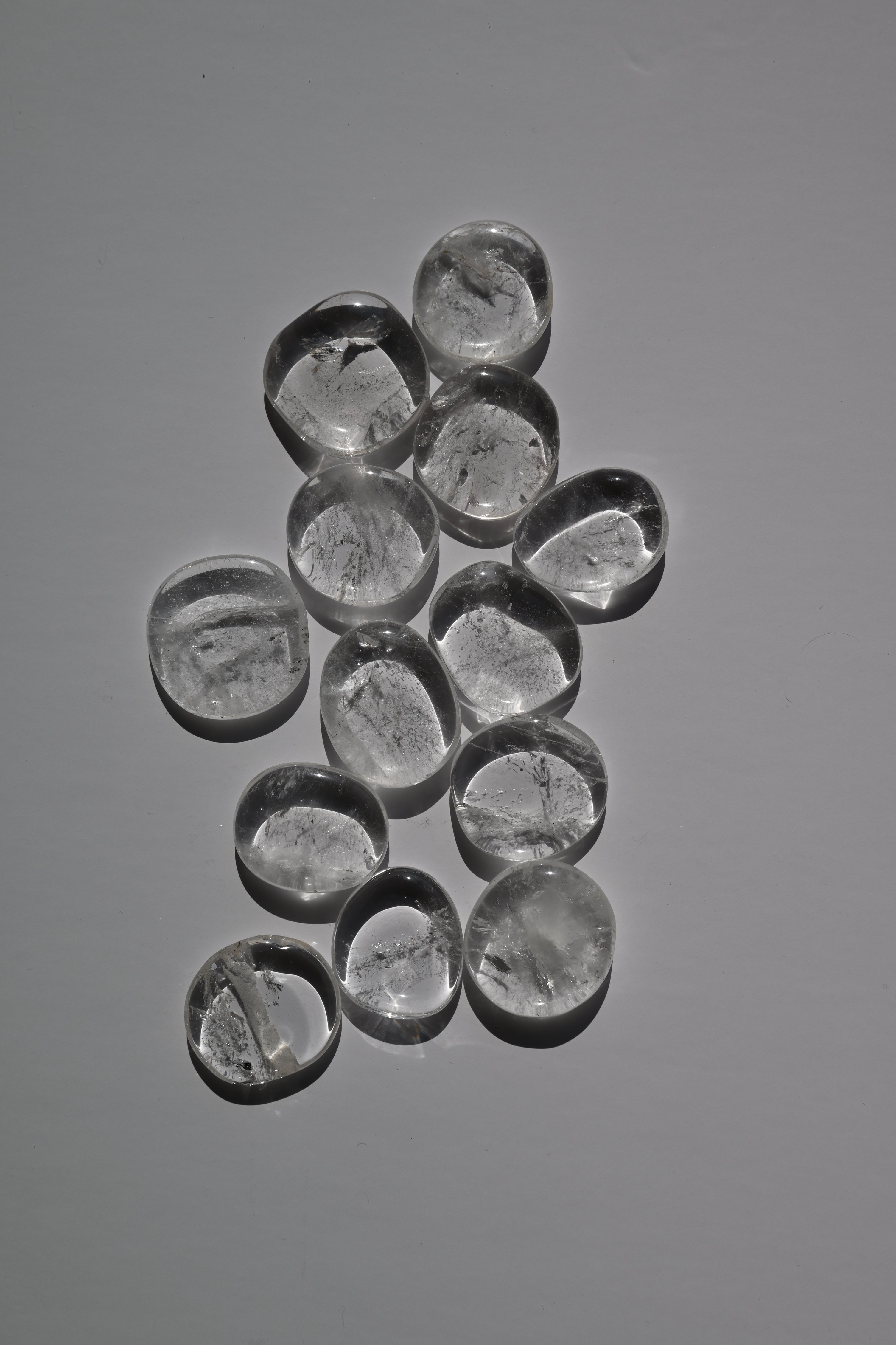 Rodado plano de Cuarzo Cristal Super Extra, pulido, redondo y translúcido, 3,5 cm. Piedra para claridad mental y energía positiva.