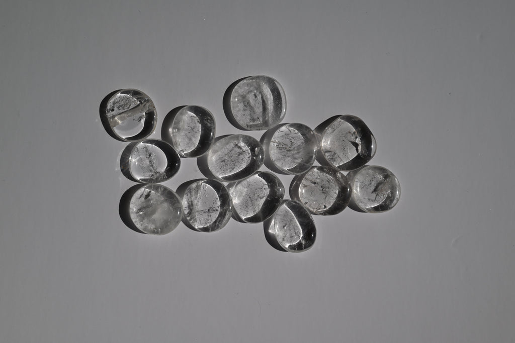 Rodado plano de Cuarzo Cristal Super Extra, pulido, redondo y translúcido, 3,5 cm. Piedra para claridad mental y energía positiva.