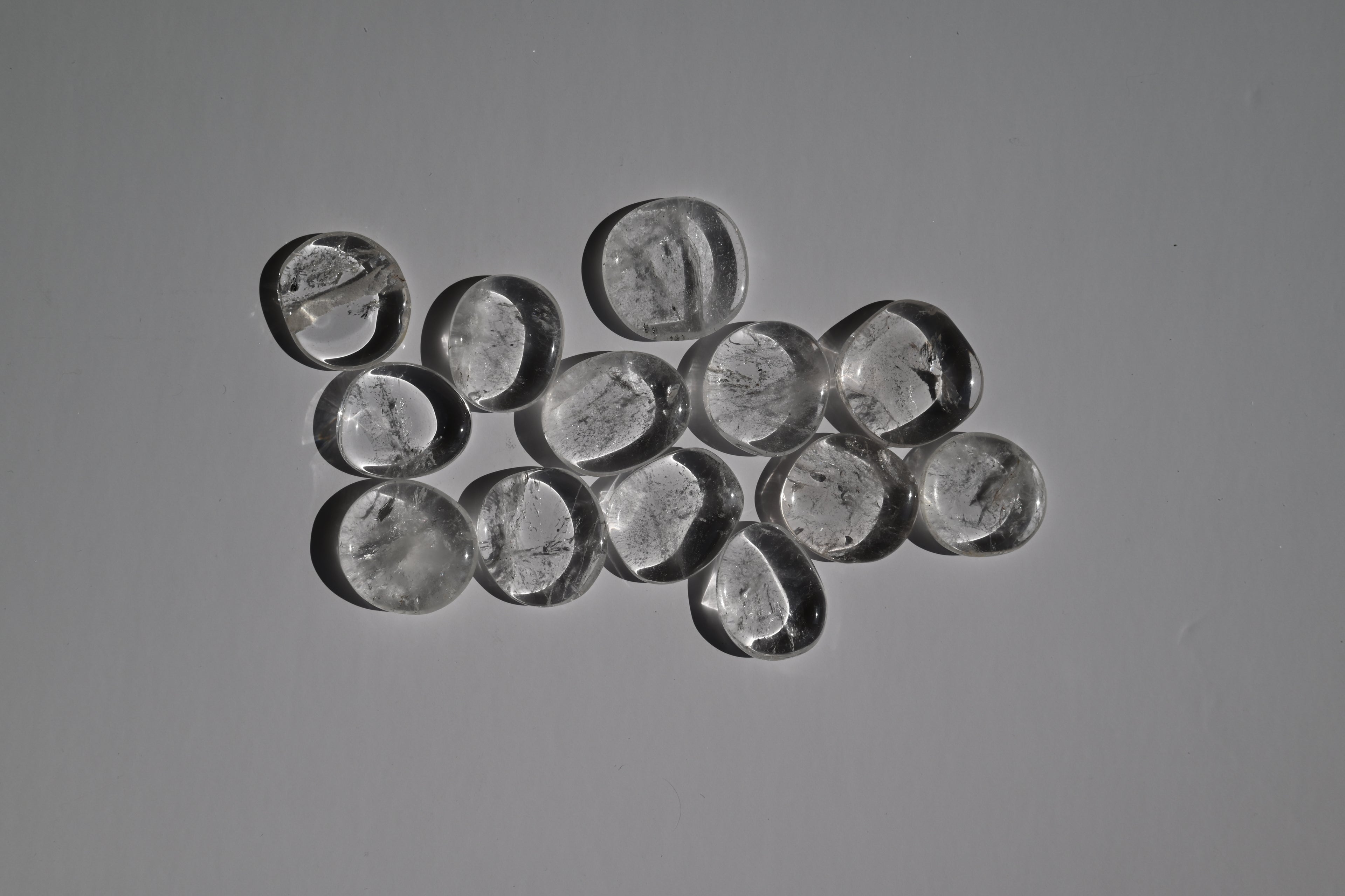 Rodado plano de Cuarzo Cristal Super Extra, pulido, redondo y translúcido, 3,5 cm. Piedra para claridad mental y energía positiva.