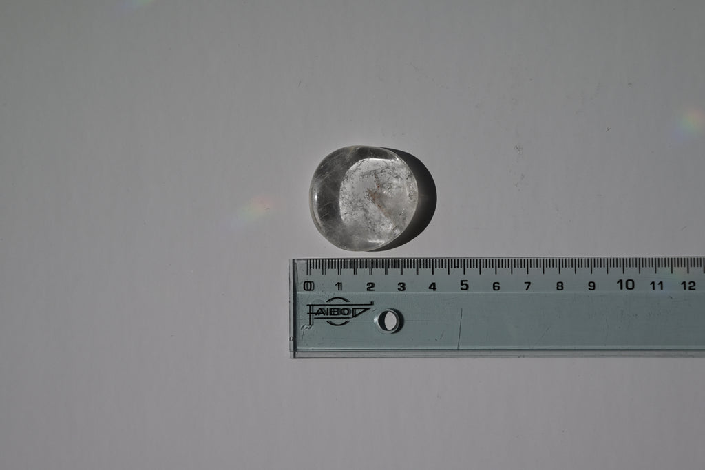 Rodado plano de Cuarzo Cristal Super Extra, pulido, redondo y translúcido, 3,5 cm. Piedra para claridad mental y energía positiva.