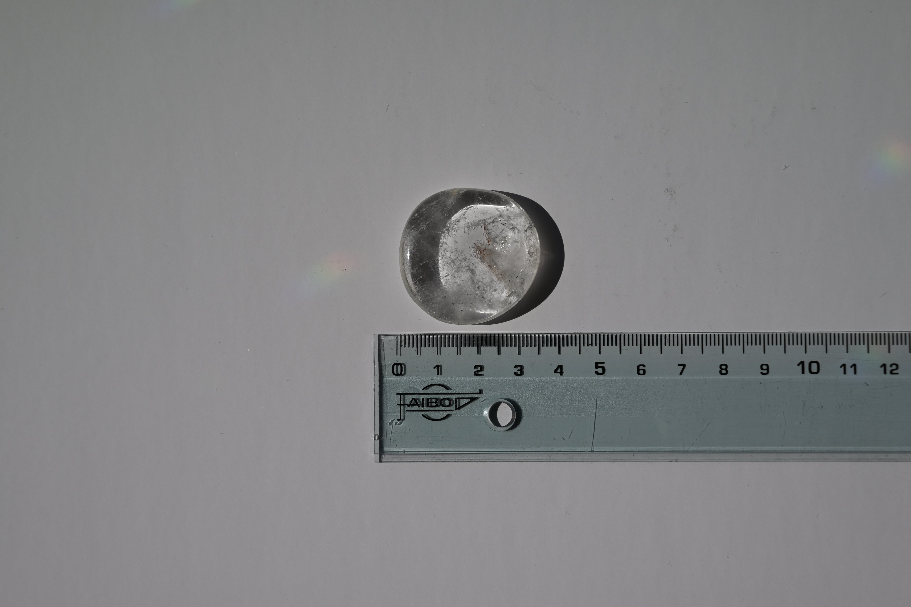 Rodado plano de Cuarzo Cristal Super Extra, pulido, redondo y translúcido, 3,5 cm. Piedra para claridad mental y energía positiva.