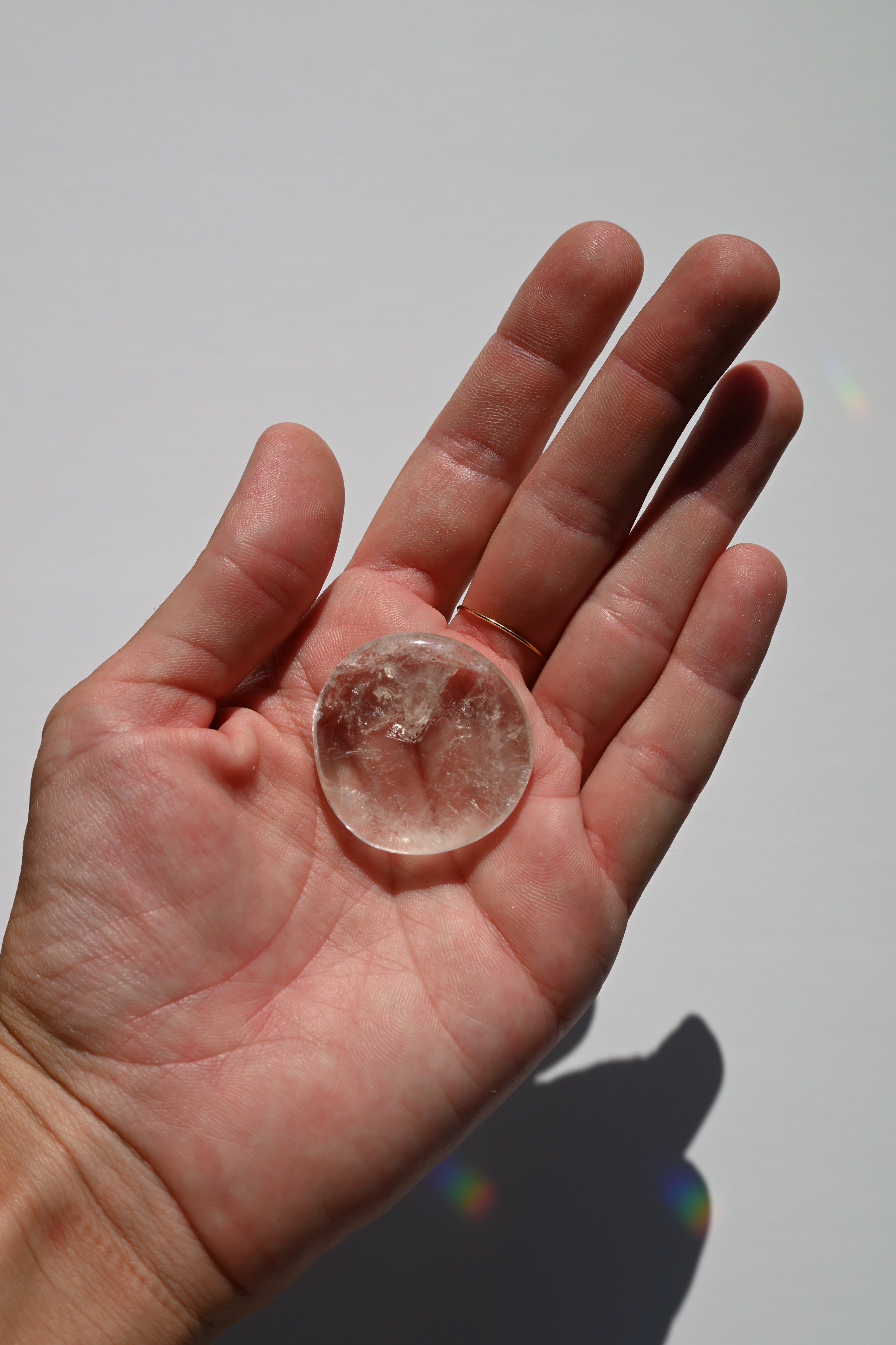 Rodado plano de Cuarzo Cristal Super Extra, pulido, redondo y translúcido, 3,5 cm. Piedra para claridad mental y energía positiva.