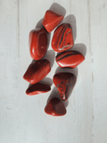 Rodado de jaspe rojo 30–60 mm pulido
