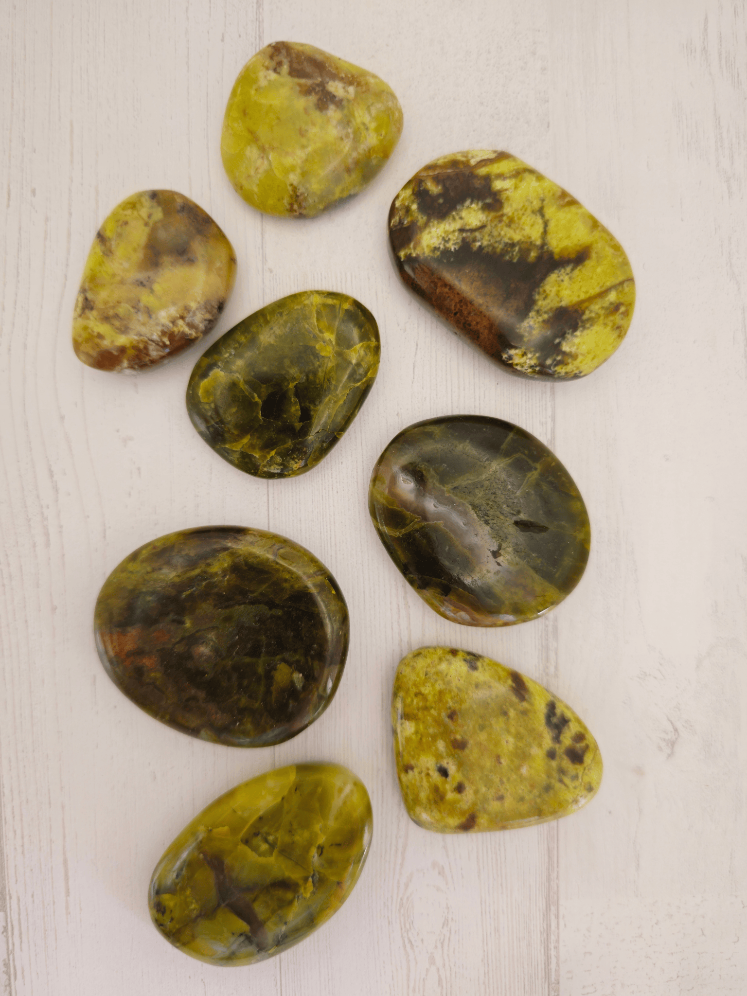 Rodado plano de ópalo verde en tonos verdes, amarillos y blancos, entre 37 y 53 mm, calidad AA, ideal para armonía emocional.