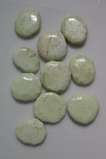 Rodado plano de crisoprasa limón 30–45 mm verde claro con matices amarillos