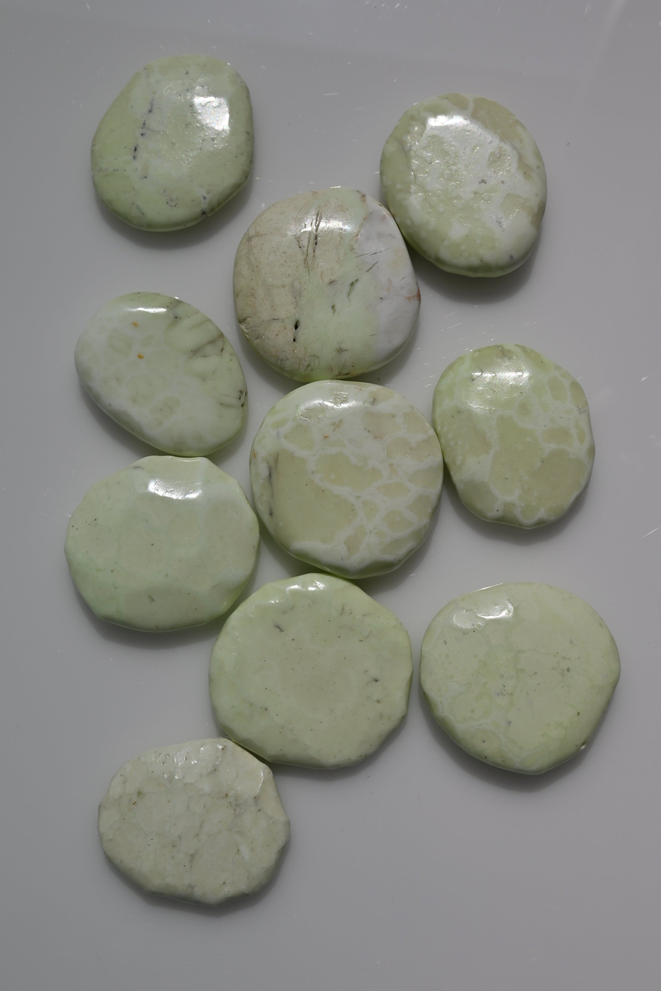 Rodado plano de crisoprasa limón 30–45 mm verde claro con matices amarillos