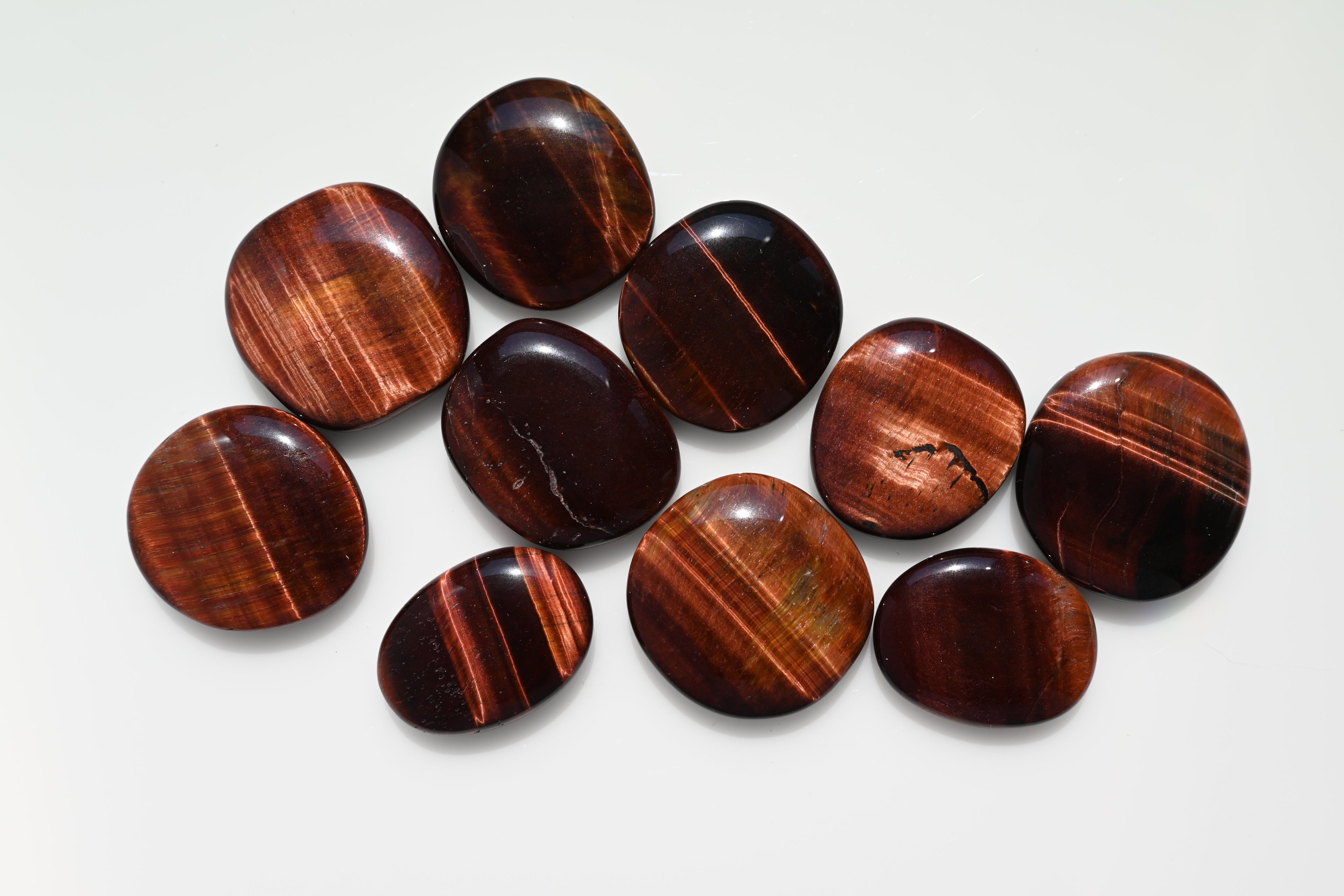 Rodado plano de Ojo de Buey pulido, de tonos marrones y rojizos, 4 × 3,5 cm. Piedra de protección y vitalidad con alta energía estabilizadora.