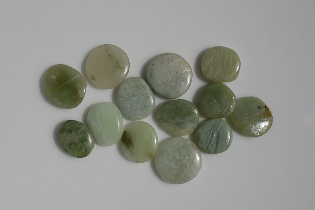 Rodado plano de jade chino verde 30–50 mm