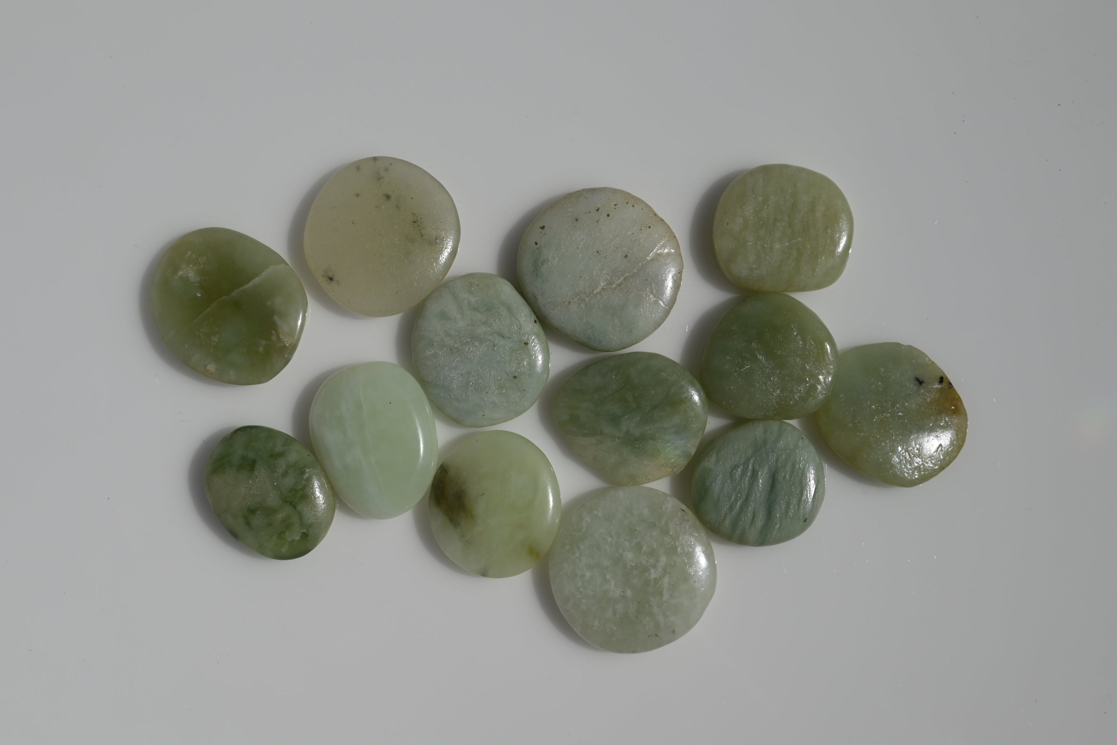 Rodado plano de jade chino verde 30–50 mm