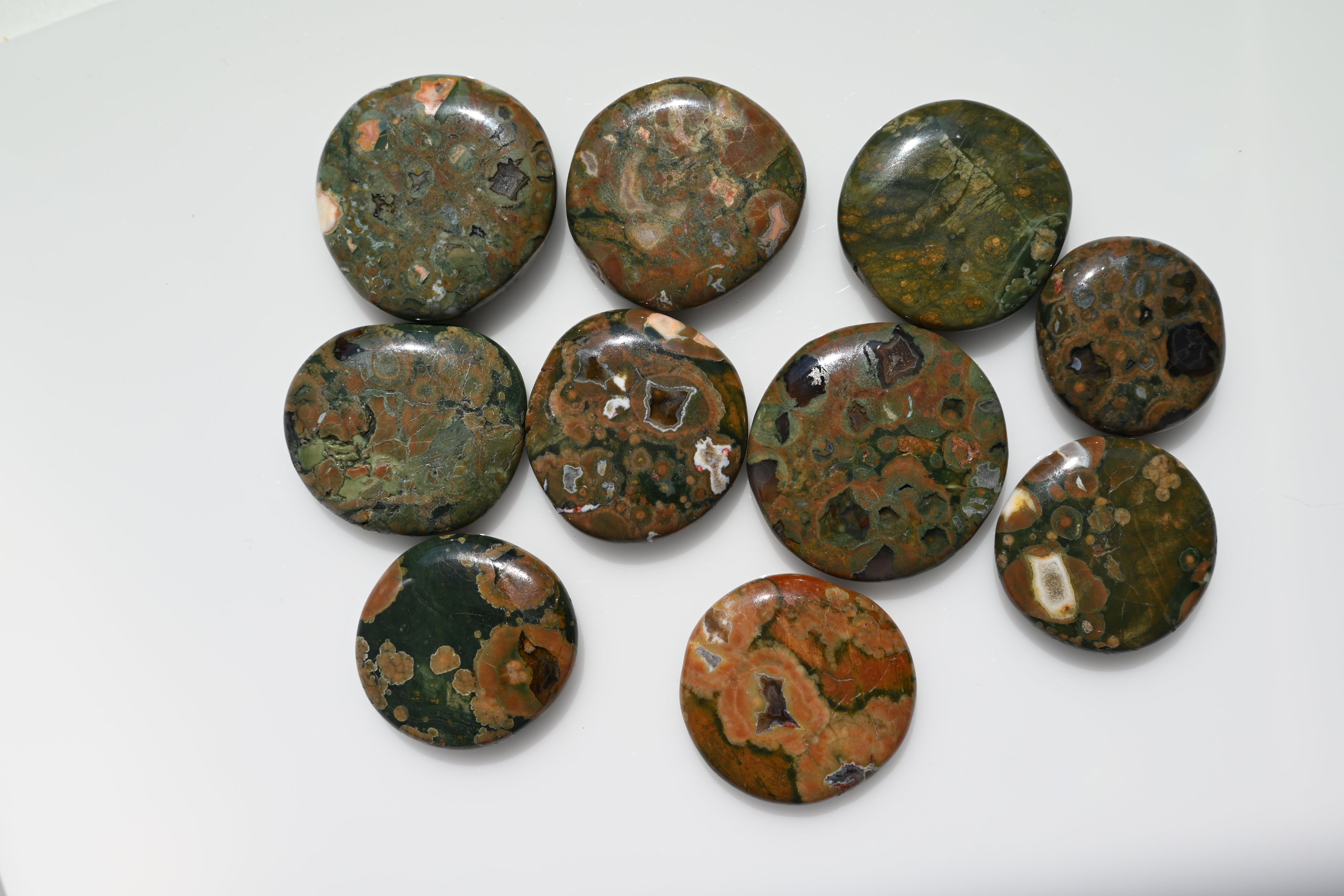 Rodado plano de riolita 35–40 mm con patrones moteados