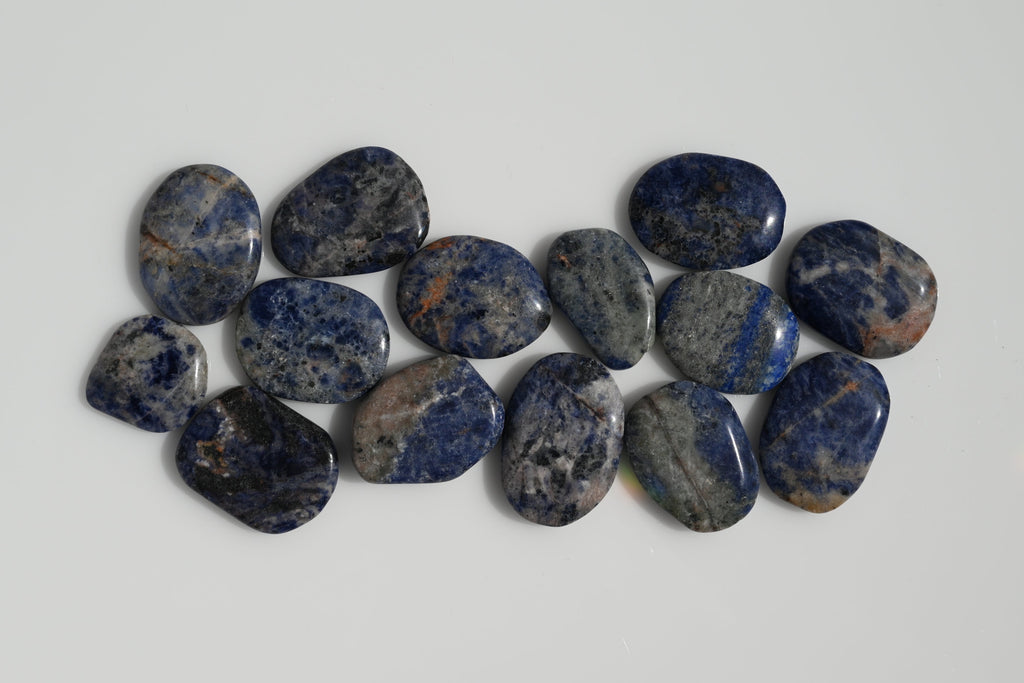 Rodado plano de sodalita azul con vetas blancas 30–50 mm