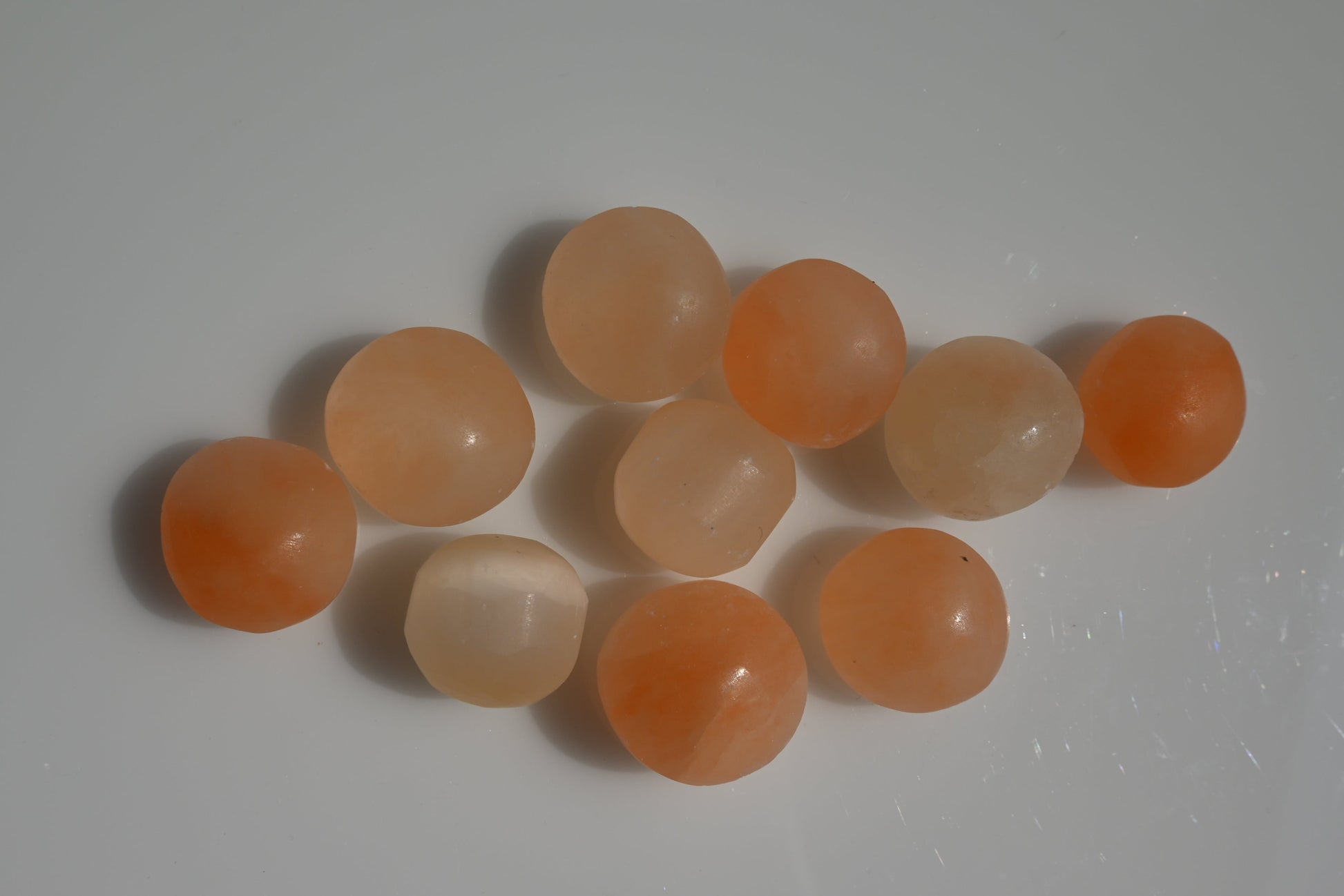 Rodado de selenita naranja/roja natural 20–30 mm