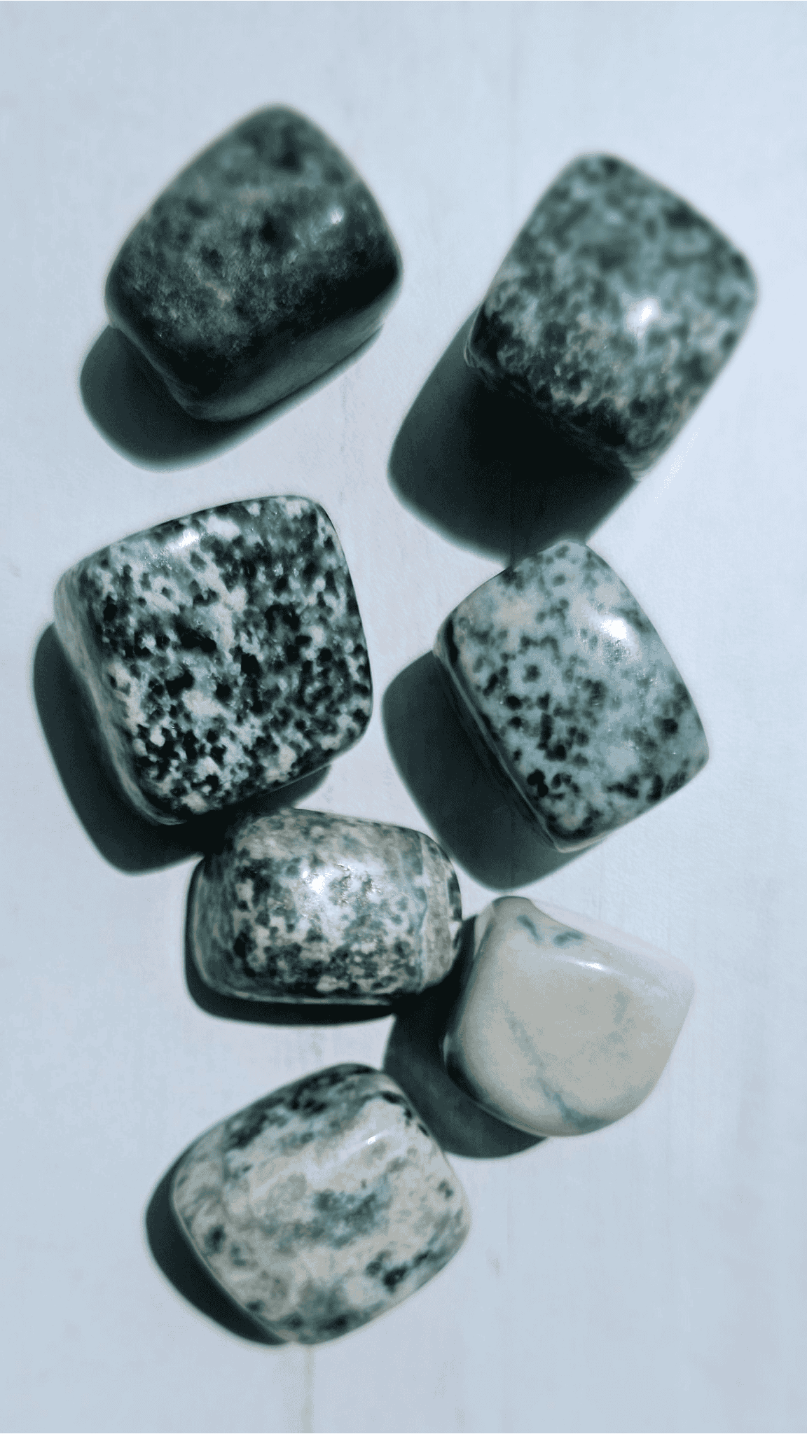 Rodado cúbico de Ágata Árbol en tonos verdes y blancos, de 18 a 42 mm, para conexión emocional y armonía natural.