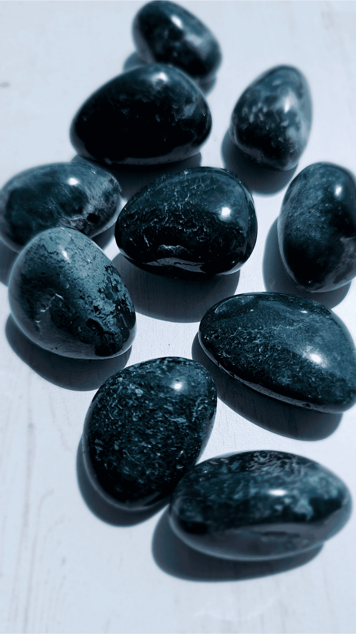 Rodado de ágata musgosa en tonos verde, blanco y marrón, de 27–43 mm; ideal para colaborar en la armonía emocional y conexión con la naturaleza.