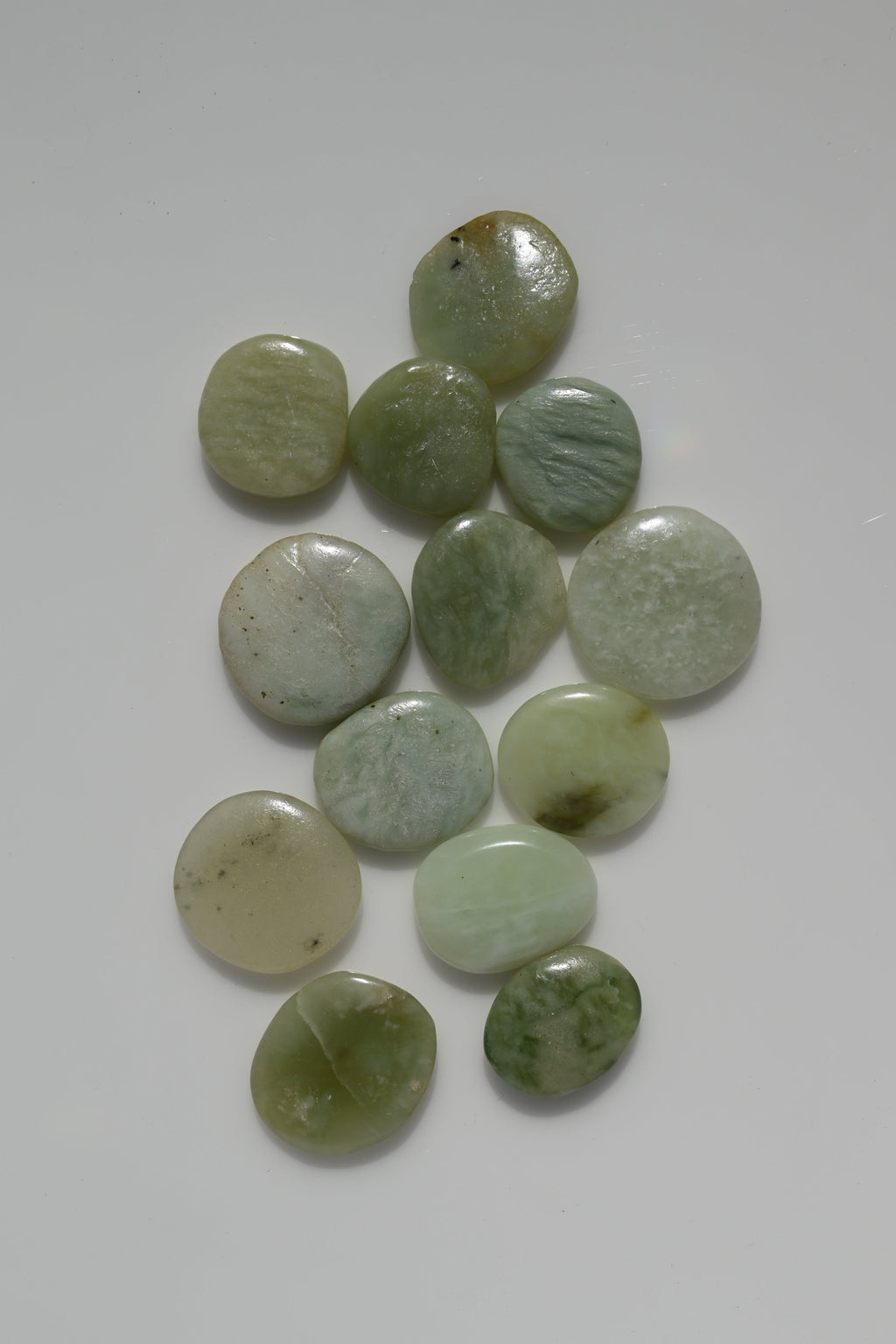 Rodado plano de jade chino verde 30–50 mm