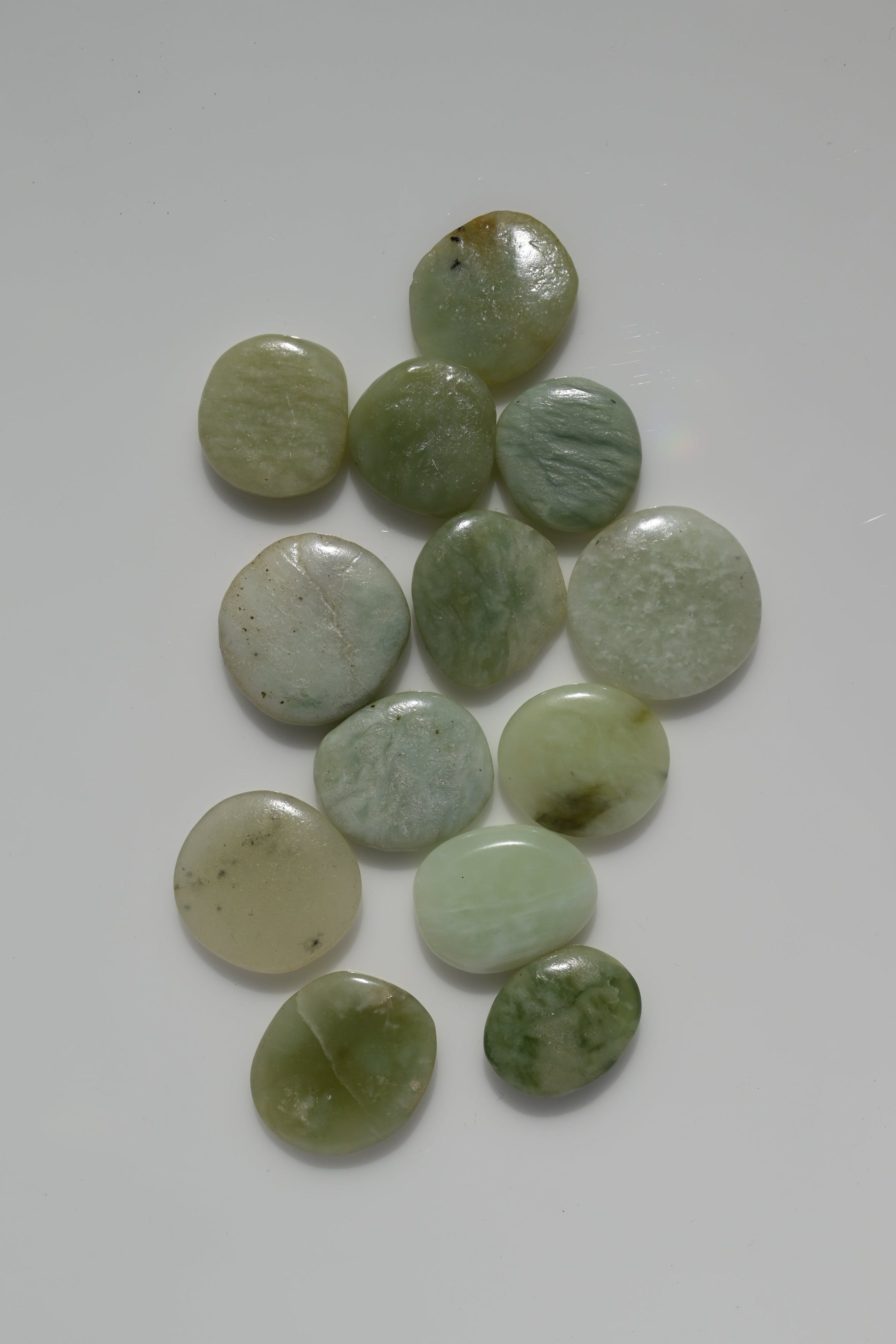 Rodado plano de jade chino verde 30–50 mm