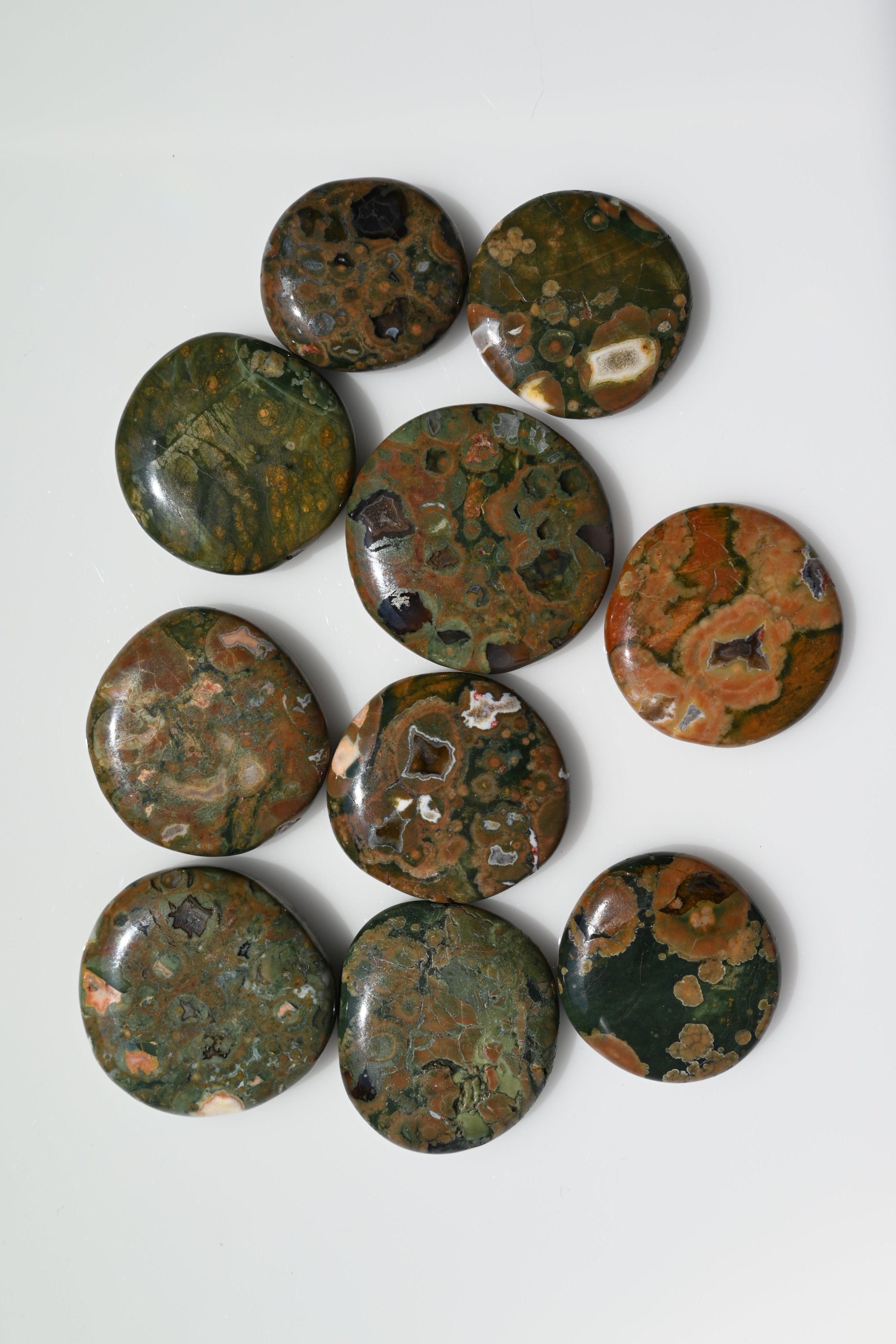 Rodado plano de riolita 35–40 mm con patrones moteados