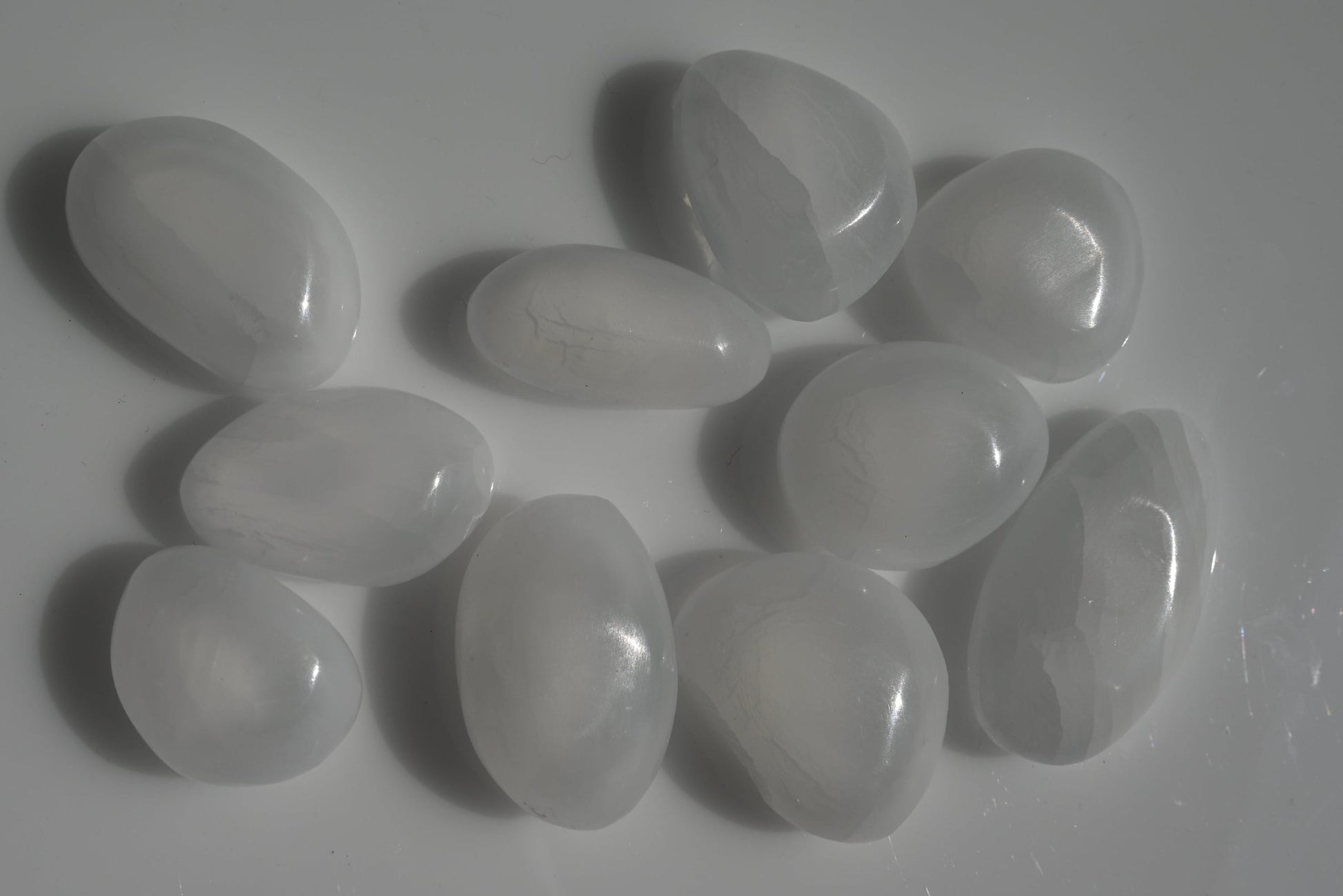 Rodado plano de selenita blanco translúcido 30–40 mm