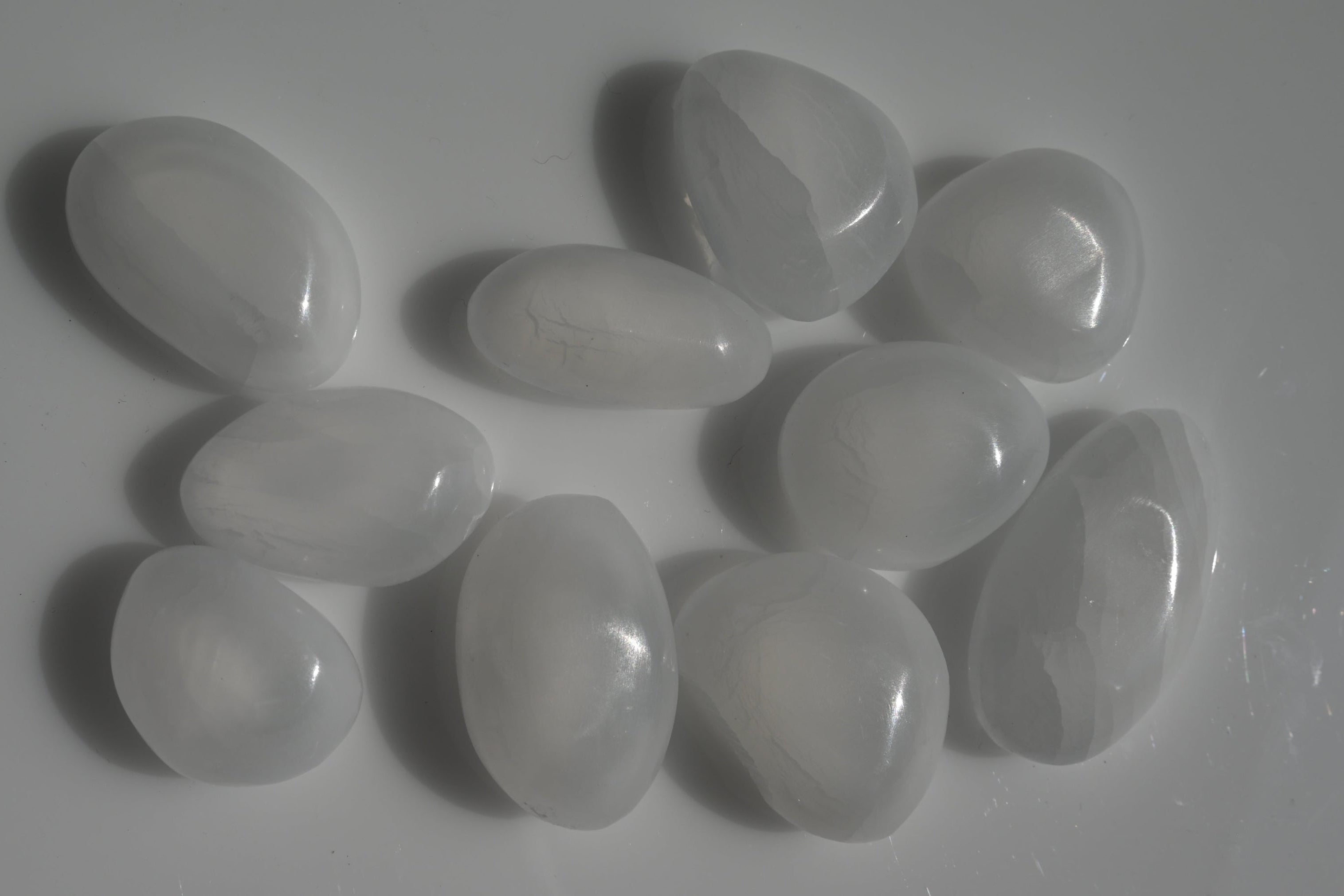 Rodado plano de selenita blanco translúcido 30–40 mm