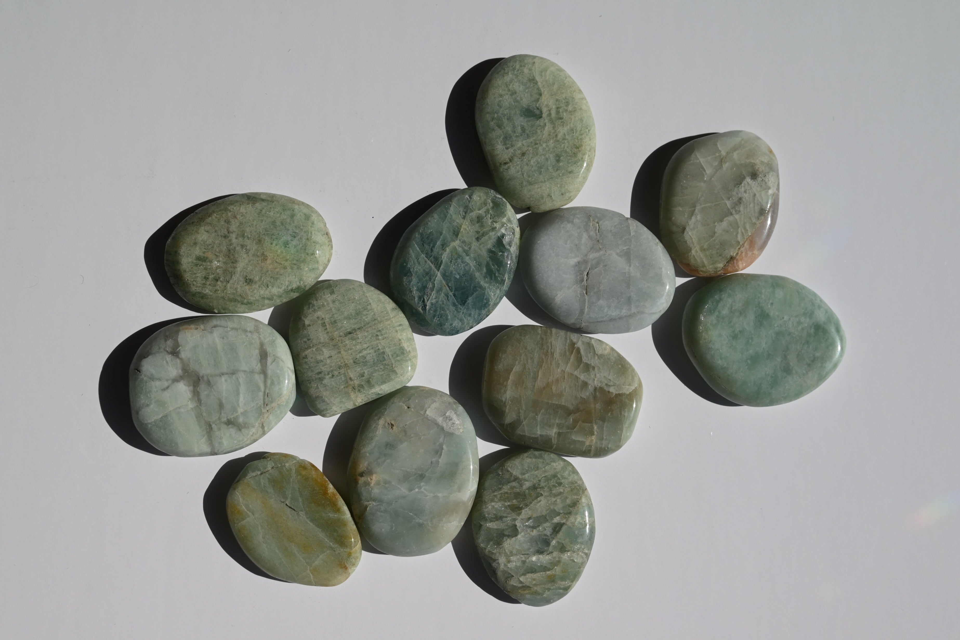 Rodado plano de aguamarina azul verdoso 25–40 mm