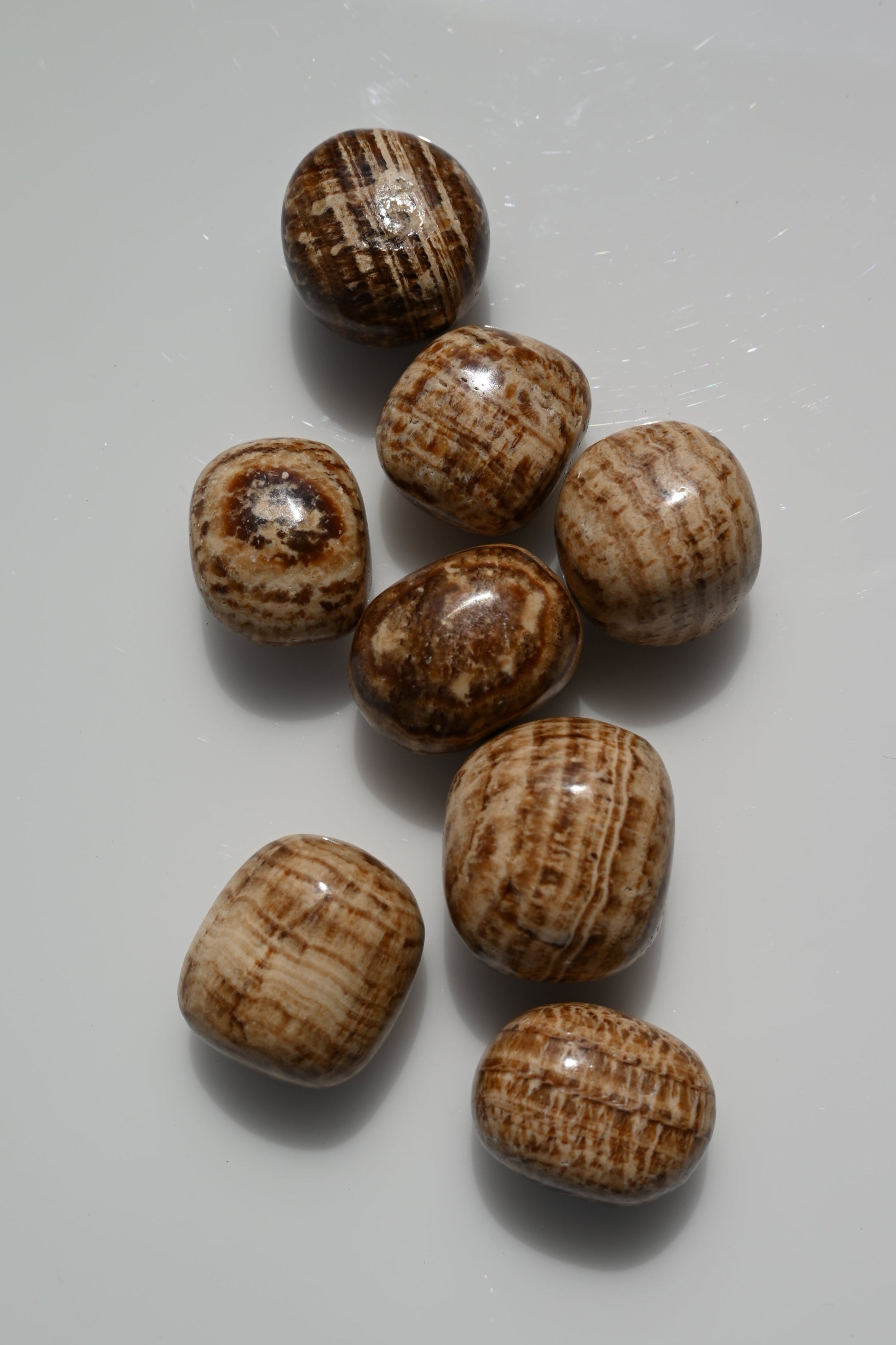 Rodado de aragonito pulido 25–40 mm con vetas naturales