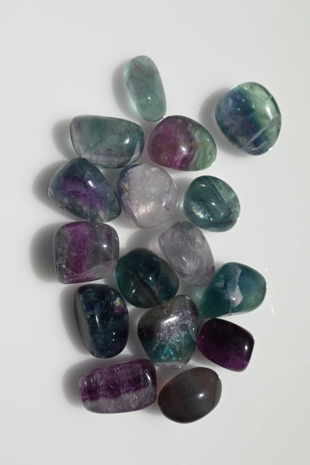 Rodado de fluorita pulido 10–25 mm en tonos verde y violeta