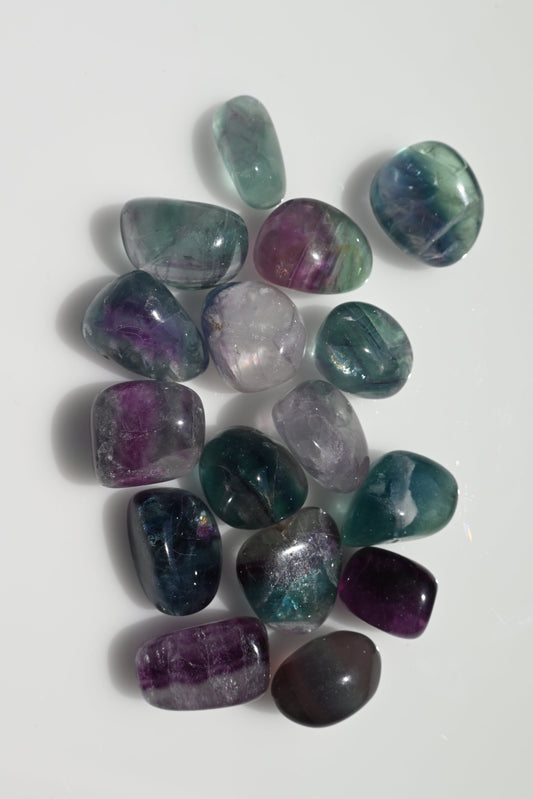 Rodado de fluorita pulido 10–25 mm en tonos verde y violeta