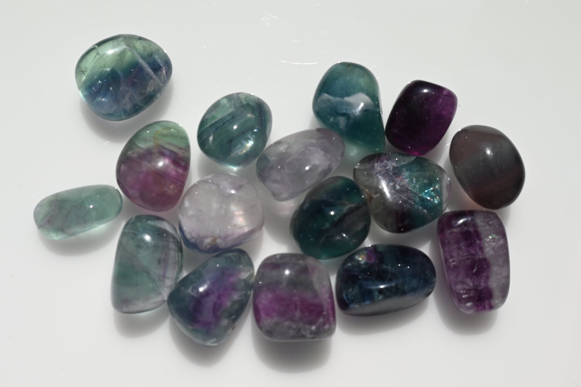 Rodado de fluorita pulido 10–25 mm en tonos verde y violeta