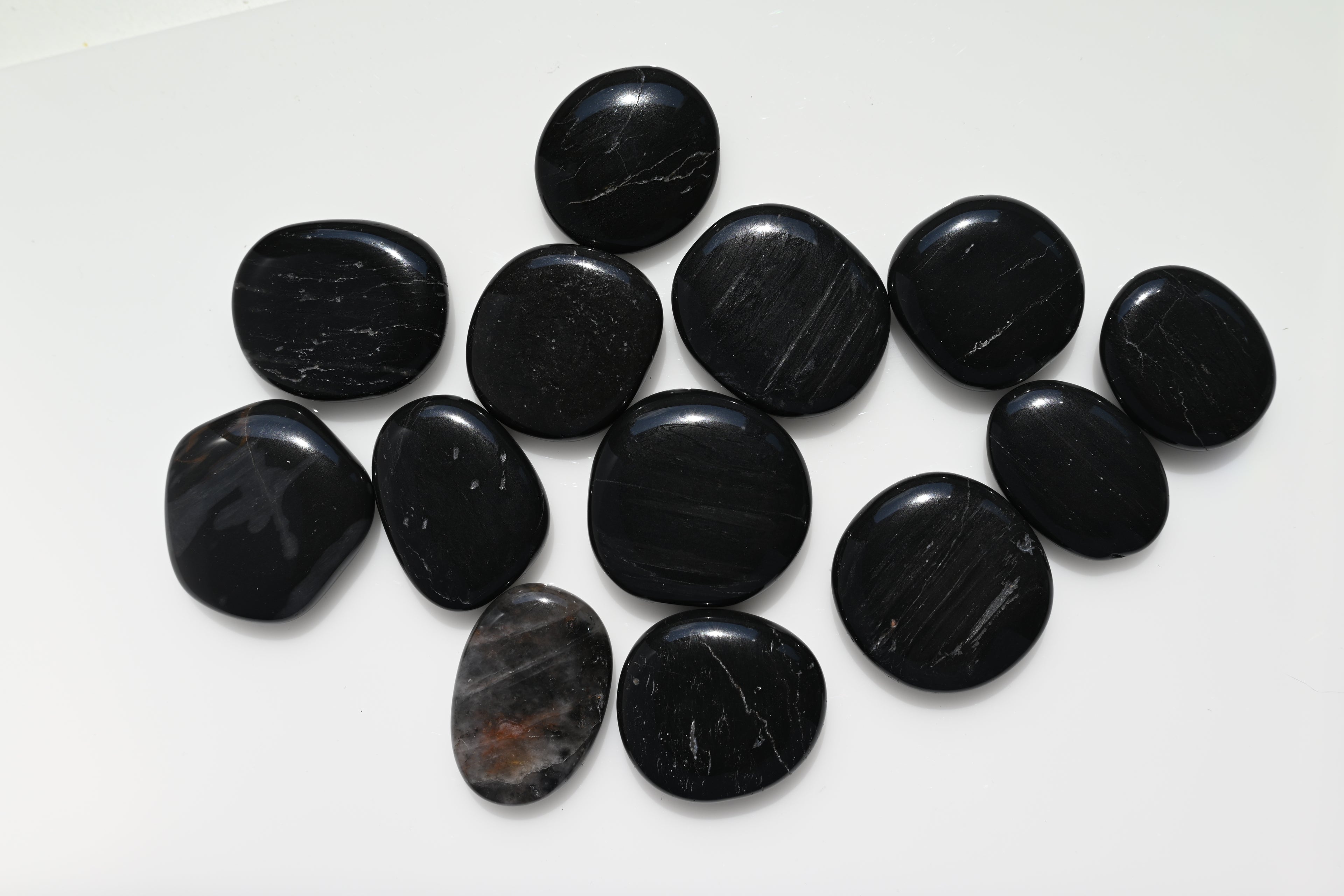 Rodado plano de ónix negro pulido 30–45 mm