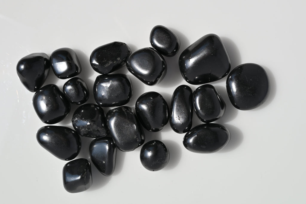 Rodado pulido de shungita negro 20–35 mm