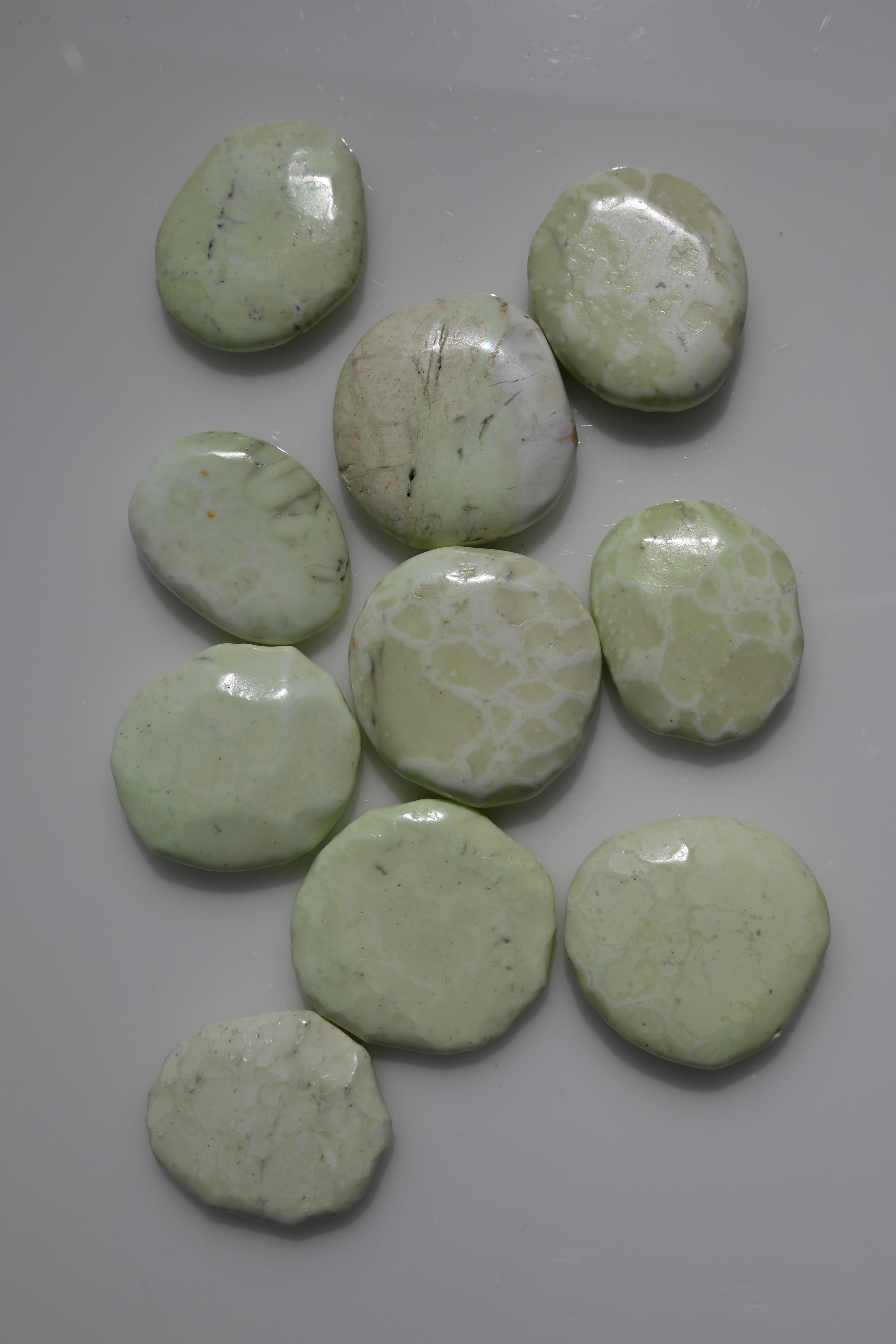 Rodado plano de crisoprasa limón 30–45 mm verde claro con matices amarillos