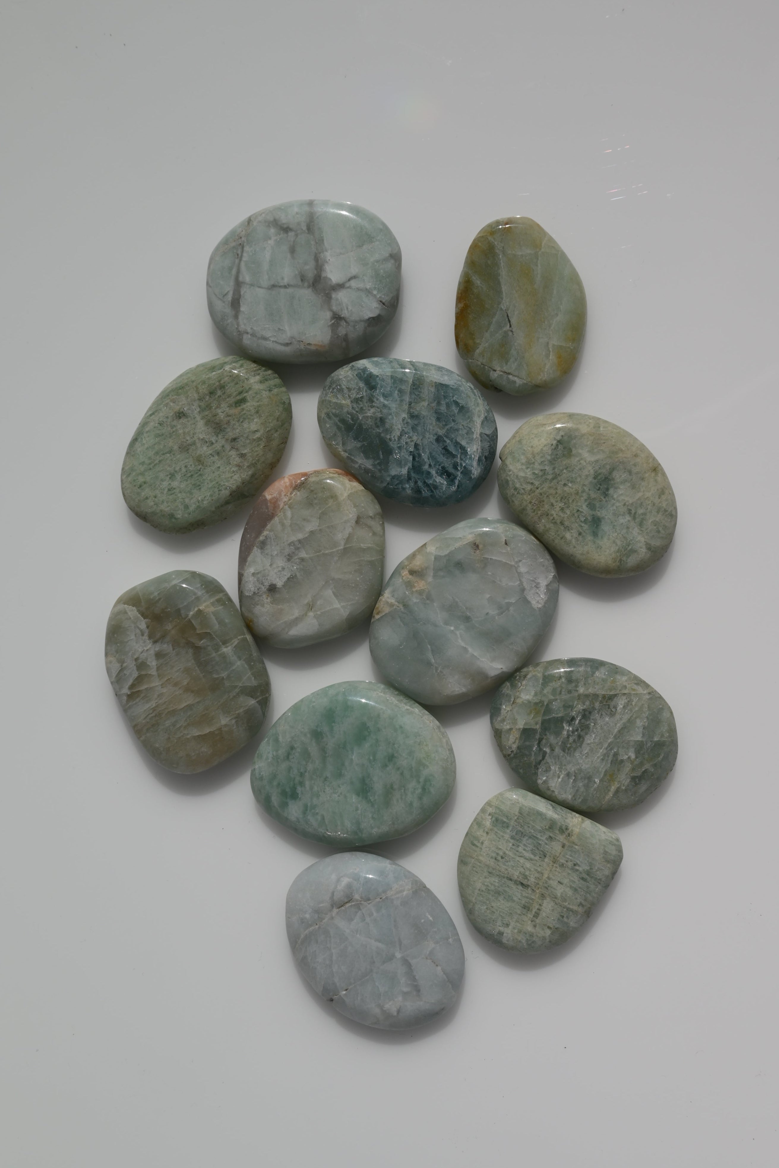 Rodado plano de aguamarina azul verdoso 25–40 mm