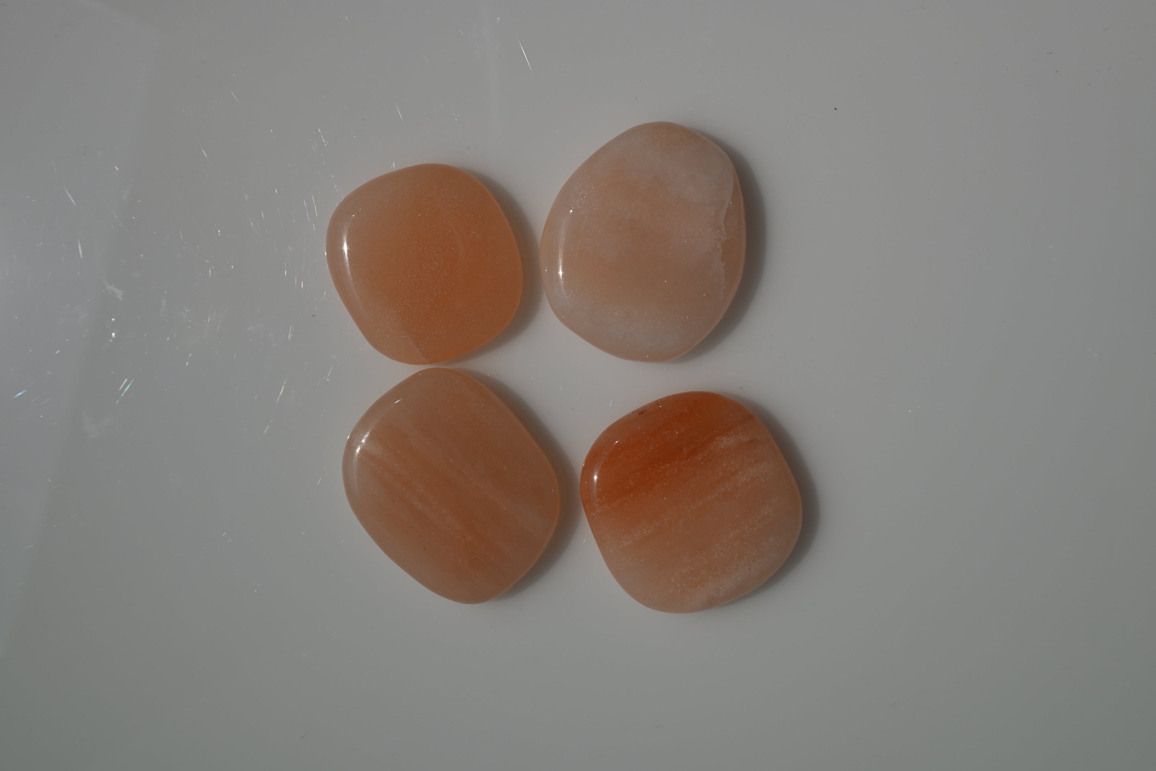 Rodado plano de aragonito rosado