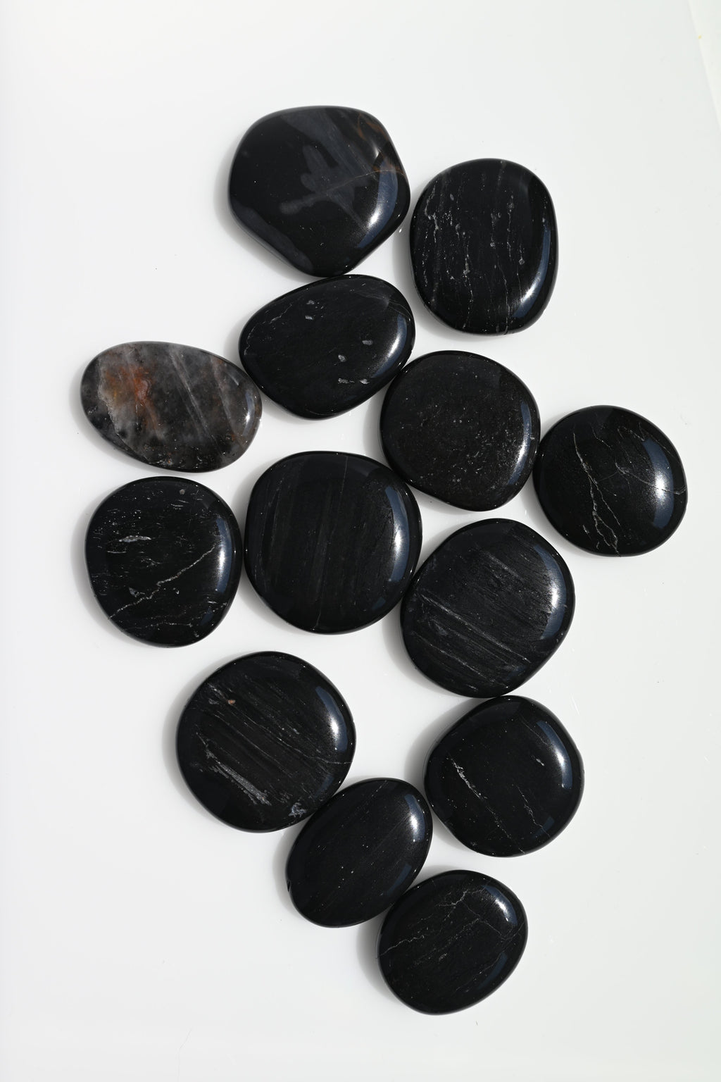 Rodado plano de ónix negro pulido 30–45 mm