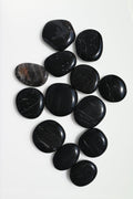 Rodado plano de ónix negro pulido 30–45 mm