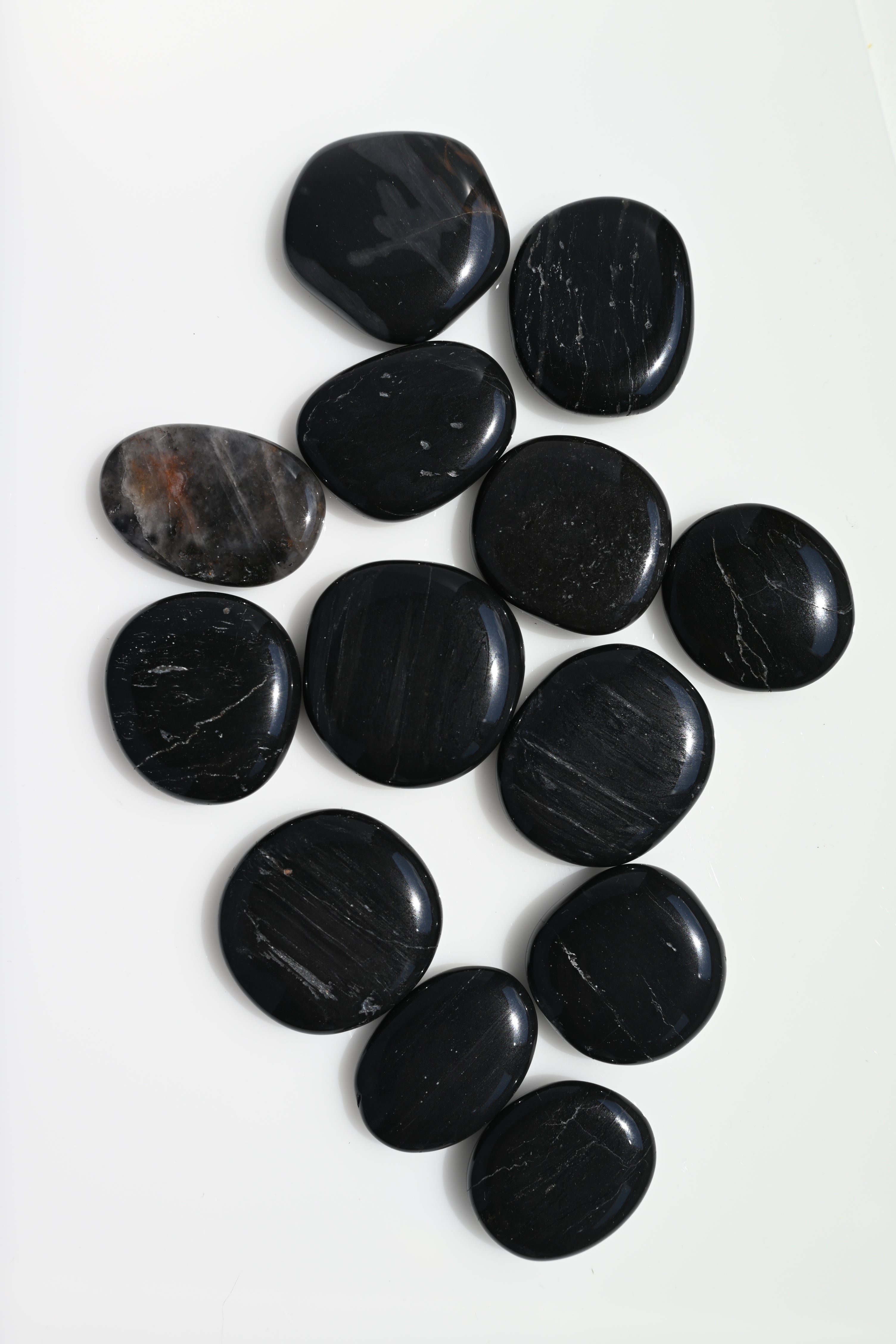 Rodado plano de ónix negro pulido 30–45 mm