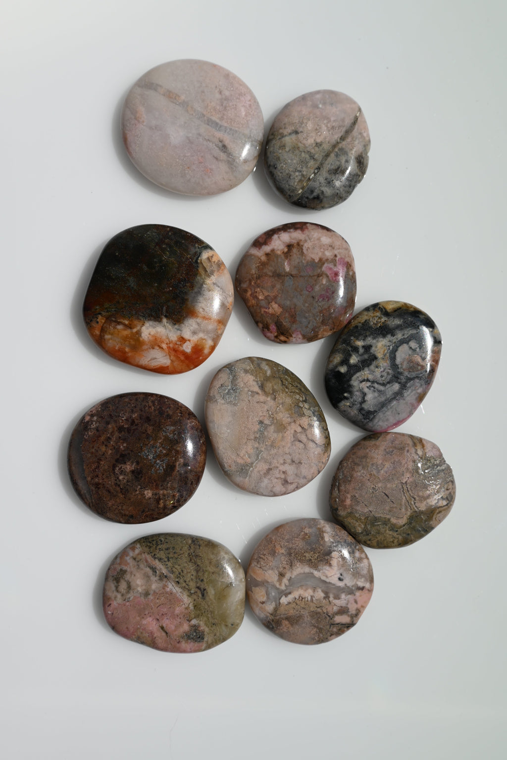 Rodado plano de rodonita rosa con vetas negras 35–40 mm
