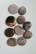 Rodado plano de rodonita rosa con vetas negras 35–40 mm