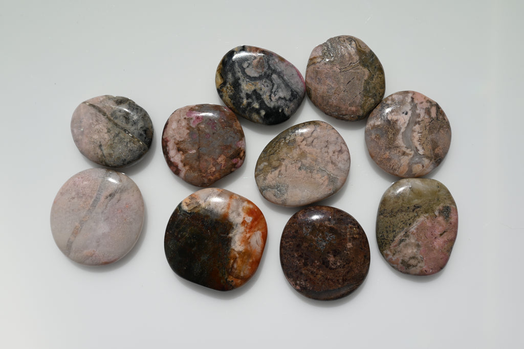 Rodado plano de rodonita rosa con vetas negras 35–40 mm