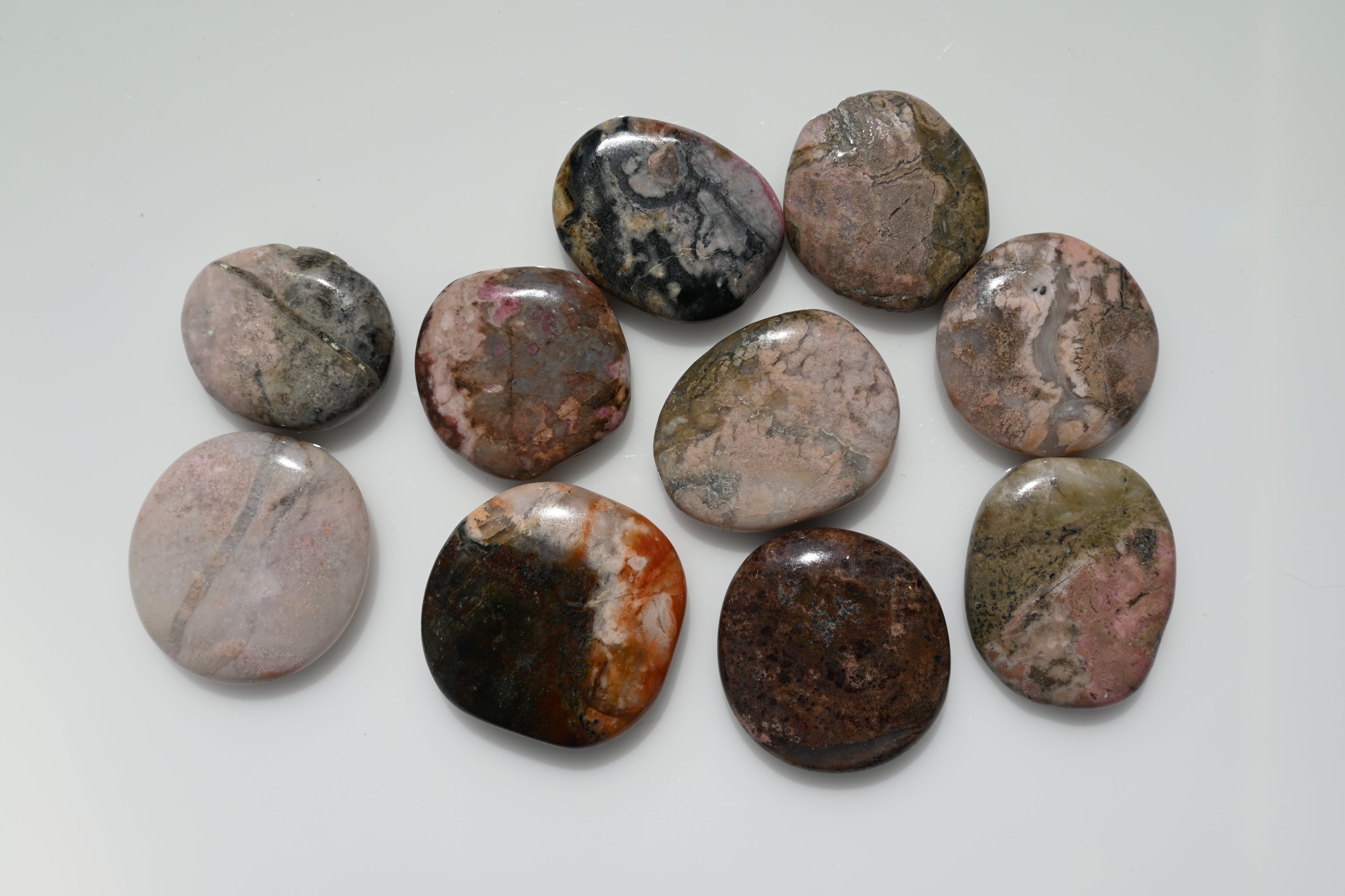 Rodado plano de rodonita rosa con vetas negras 35–40 mm