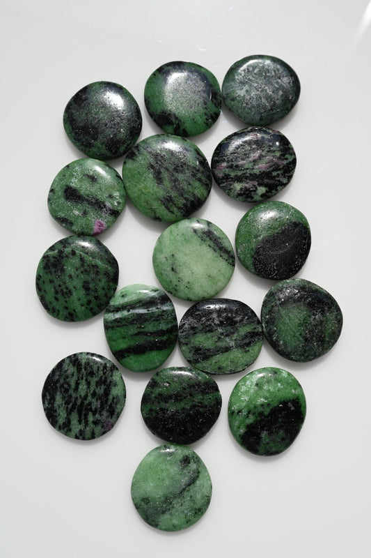 Rodado plano de rubí con zoisita 30–50 mm verde con inclusiones rojas