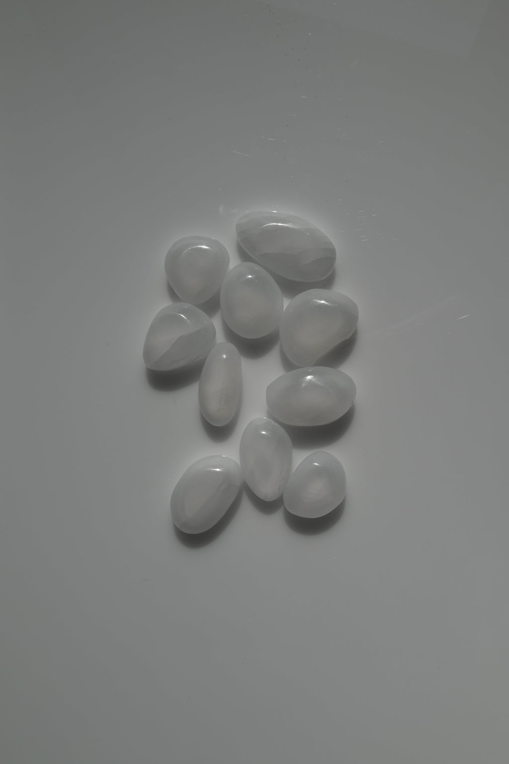 Rodado plano de selenita blanco translúcido 30–40 mm