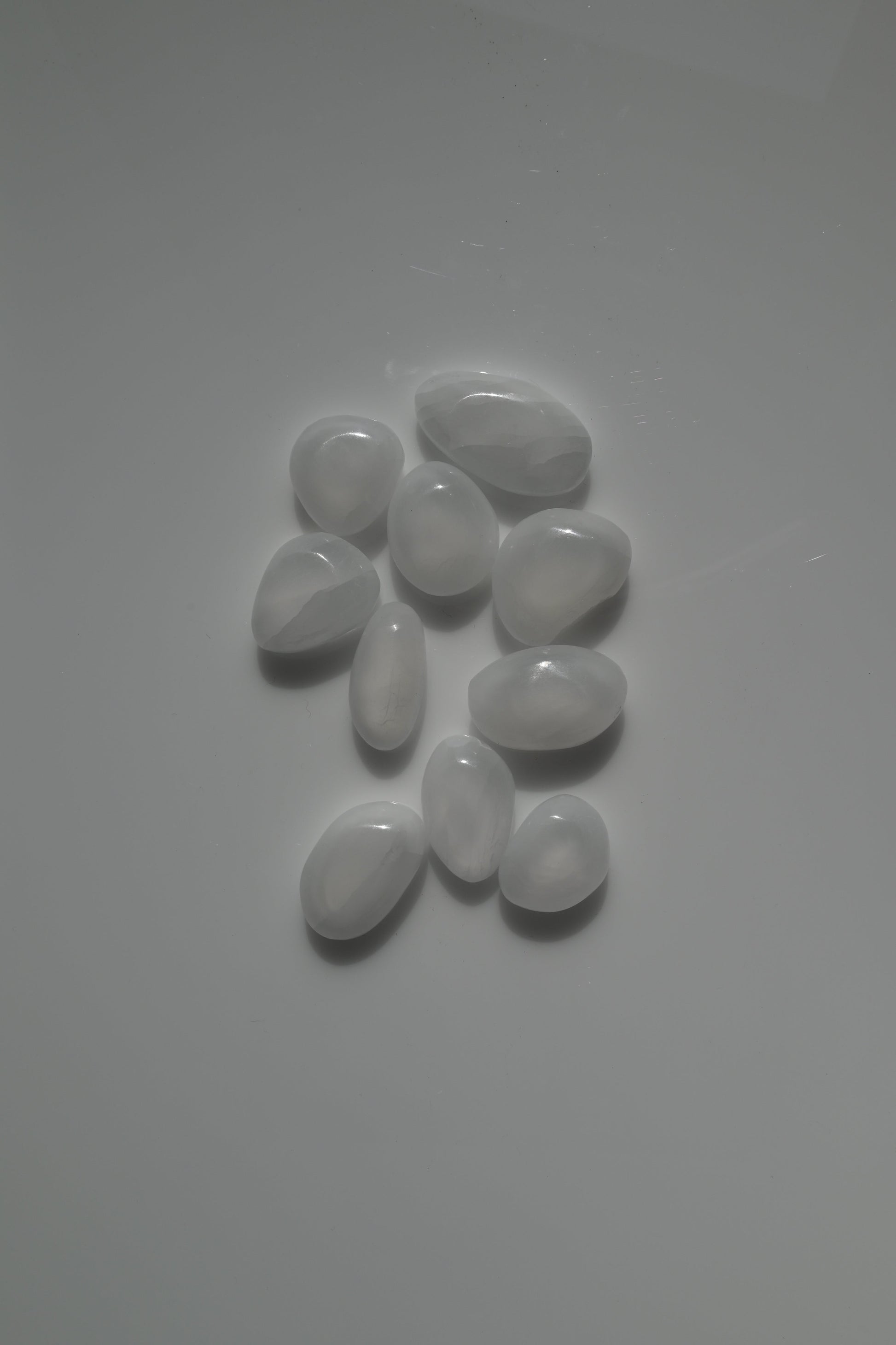 Rodado plano de selenita blanco translúcido 30–40 mm