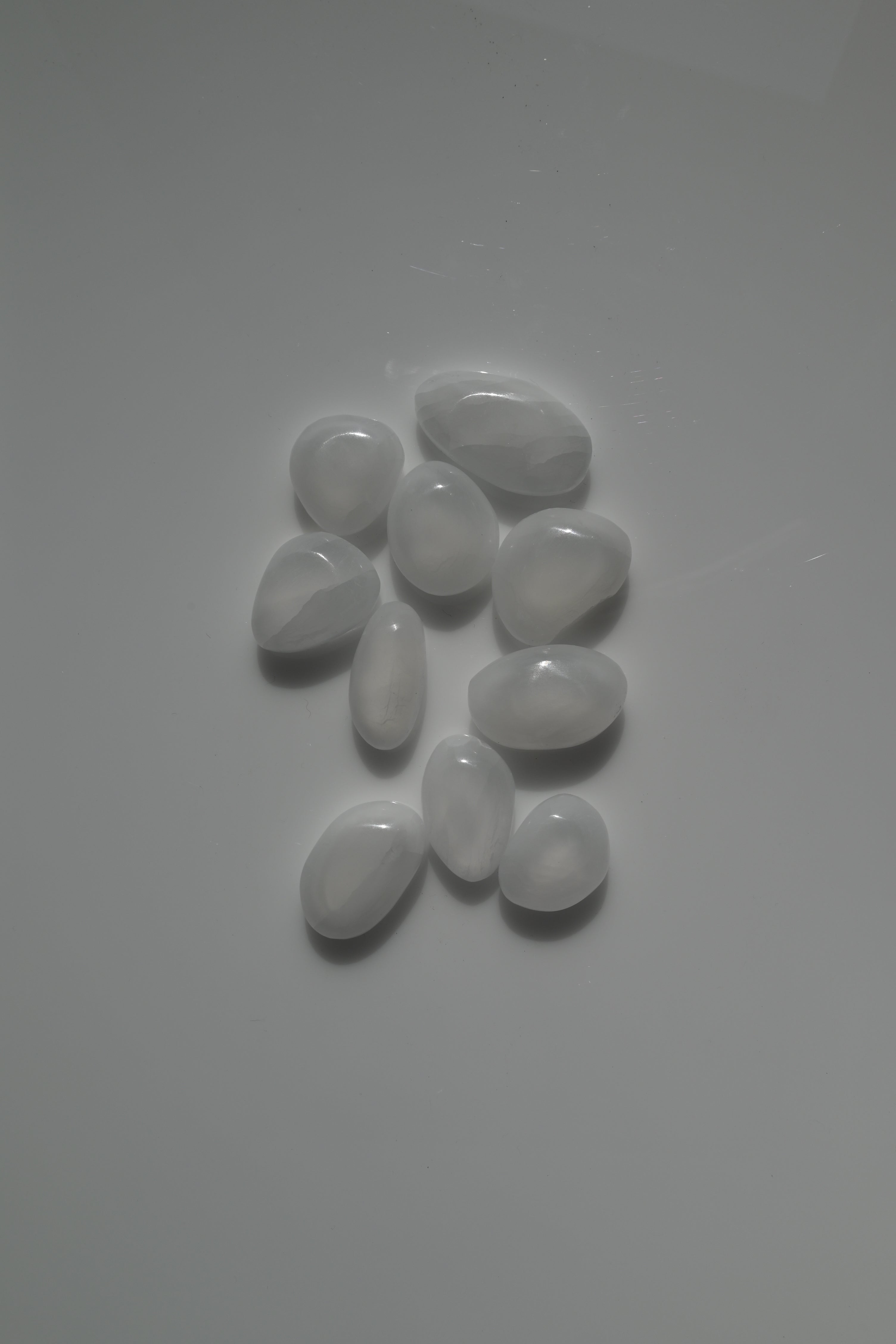 Rodado plano de selenita blanco translúcido 30–40 mm