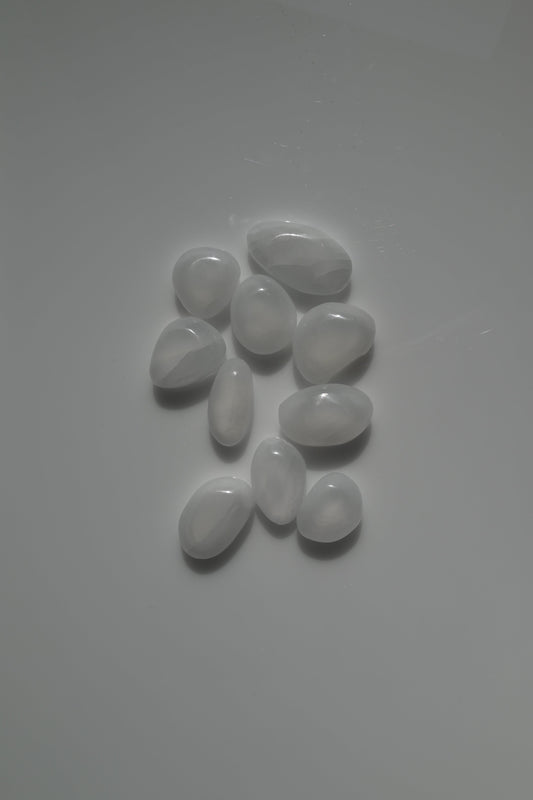Rodado plano de selenita blanco translúcido 30–40 mm