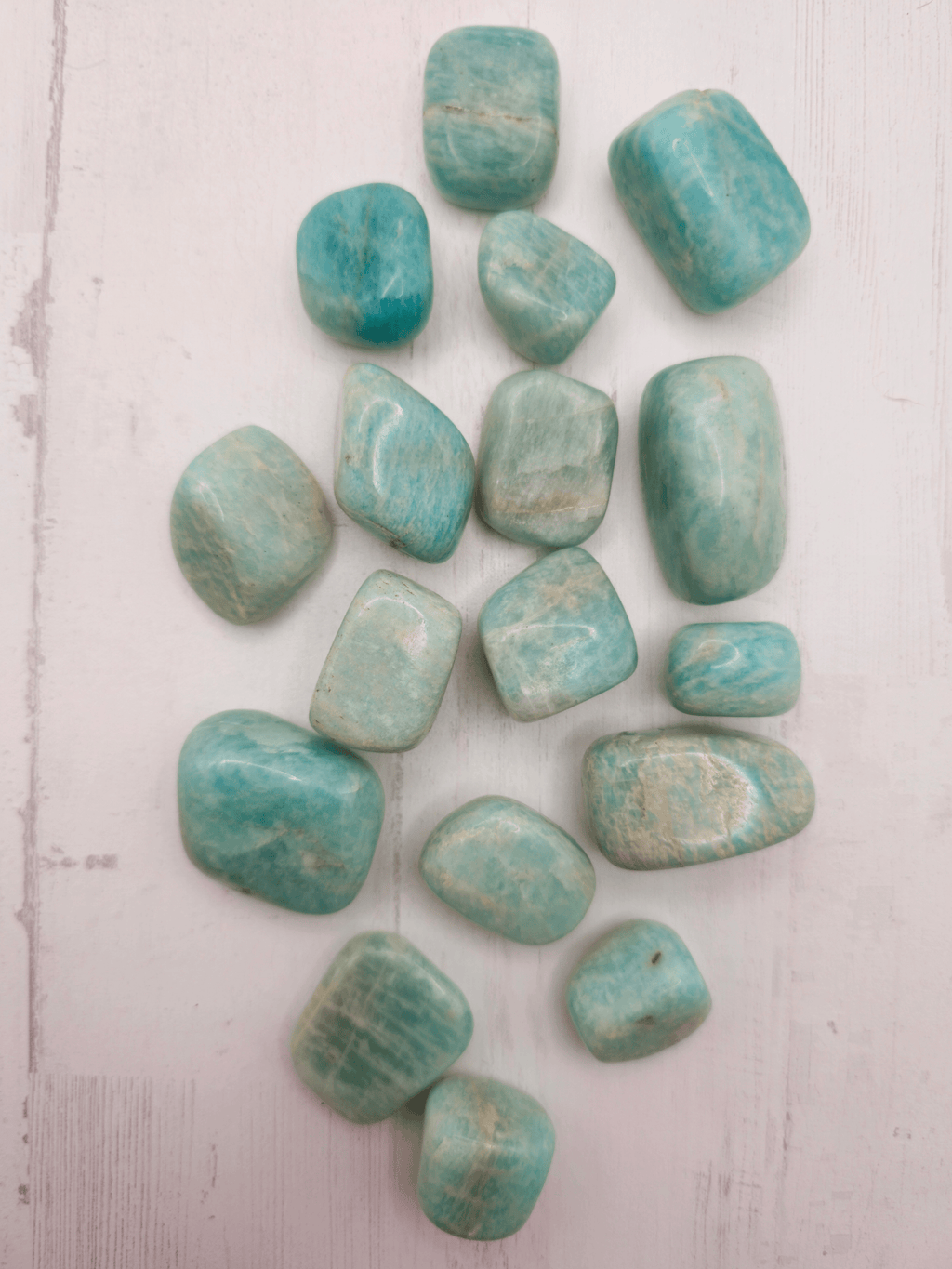 Rodado de amazonita 1–4 cm pulido en verde-azulado con vetas