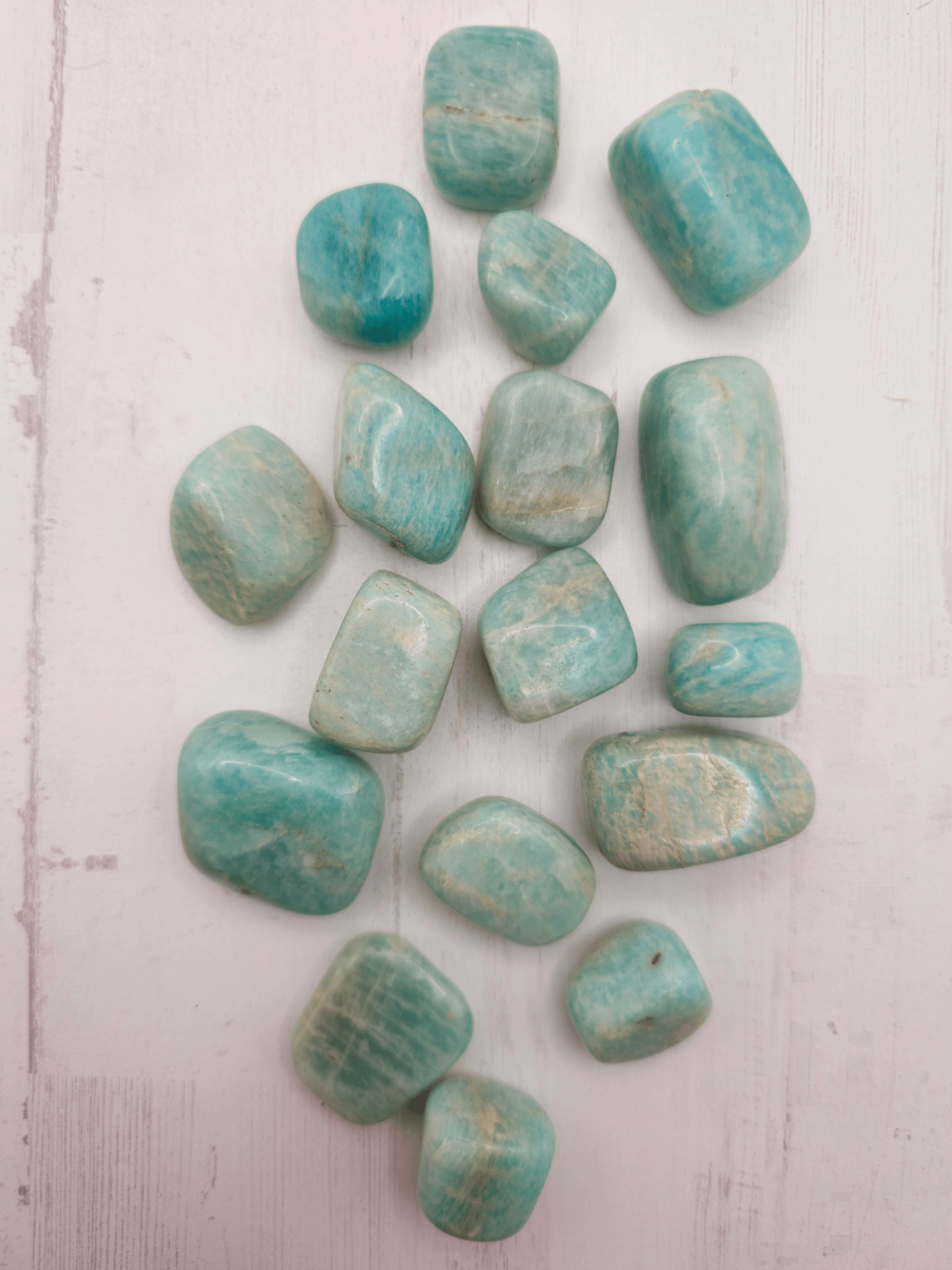 Rodado de amazonita 1–4 cm pulido en verde-azulado con vetas