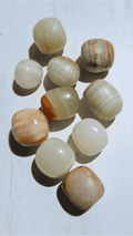 Rodado de aragonito 18–32 mm en tonos blanco, verde, marrón y amarillo; ideal para estabilidad emocional y enraizamiento.
