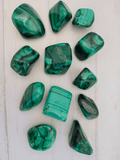 Rodado de malaquita 3–4 cm pulido con vetas verdes concéntricas