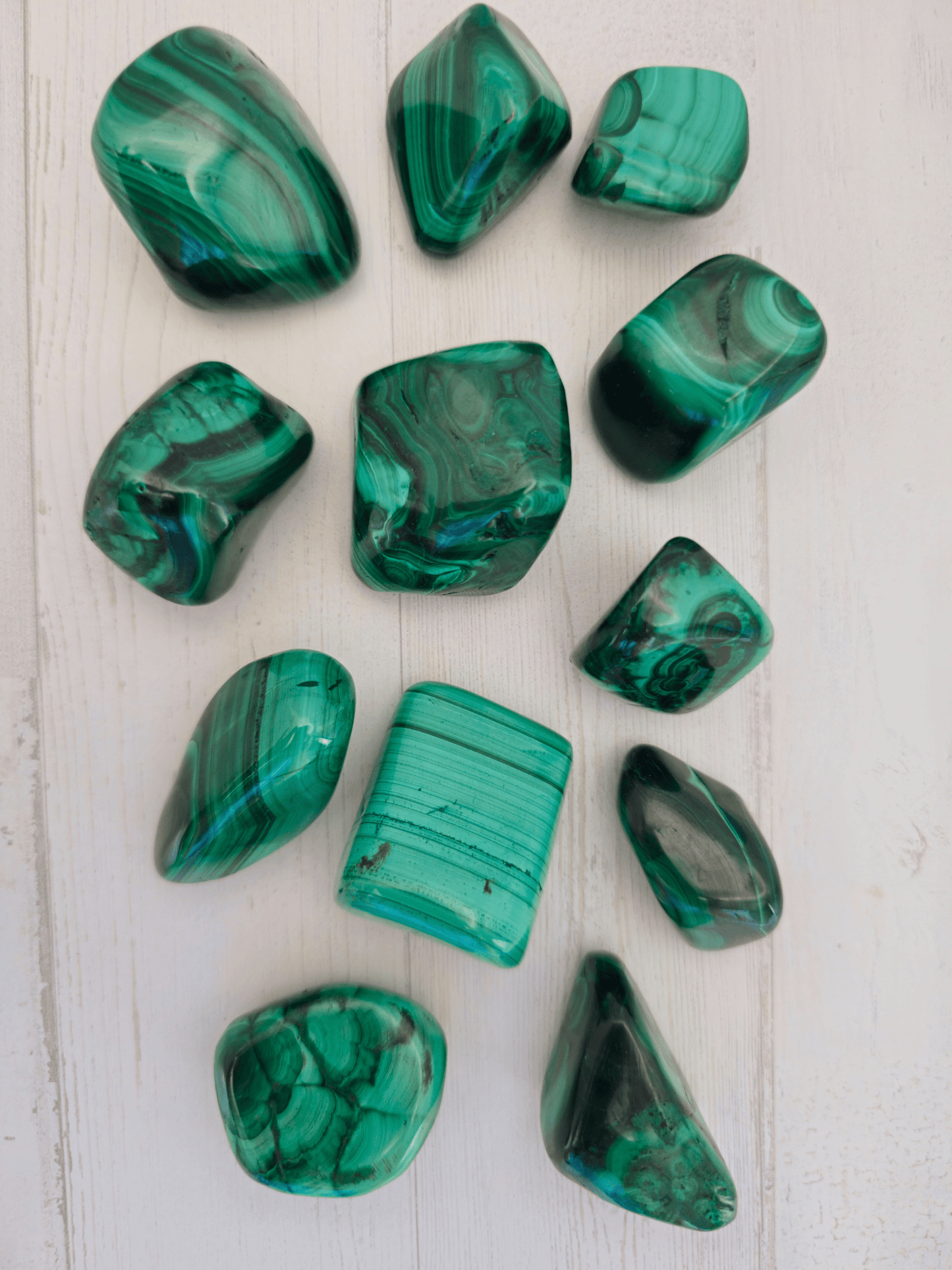Rodado de malaquita 3–4 cm pulido con vetas verdes concéntricas